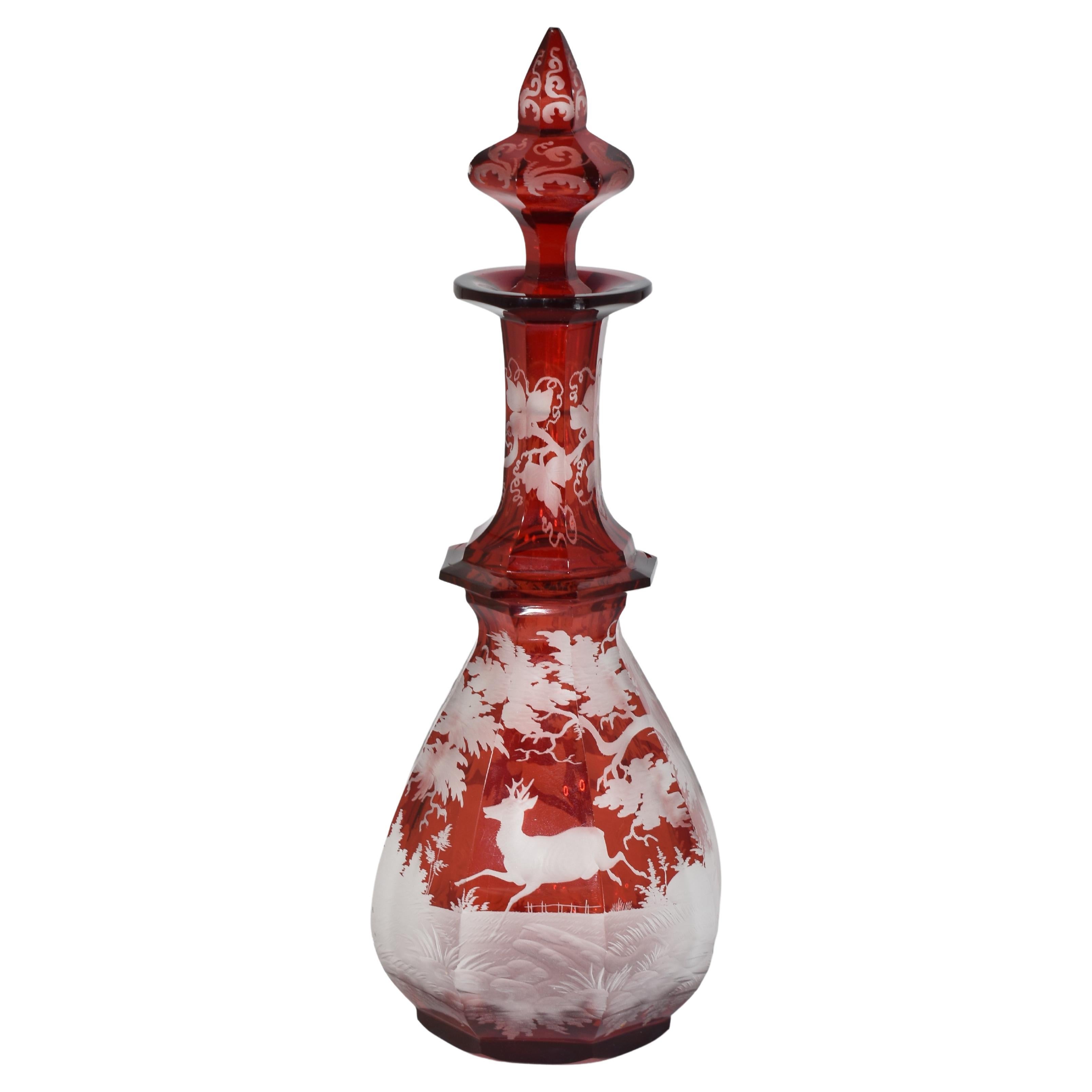 Gravé Bouteille de parfum bohème ancienne en verre émaillé rouge rubis, 19ème siècle en vente