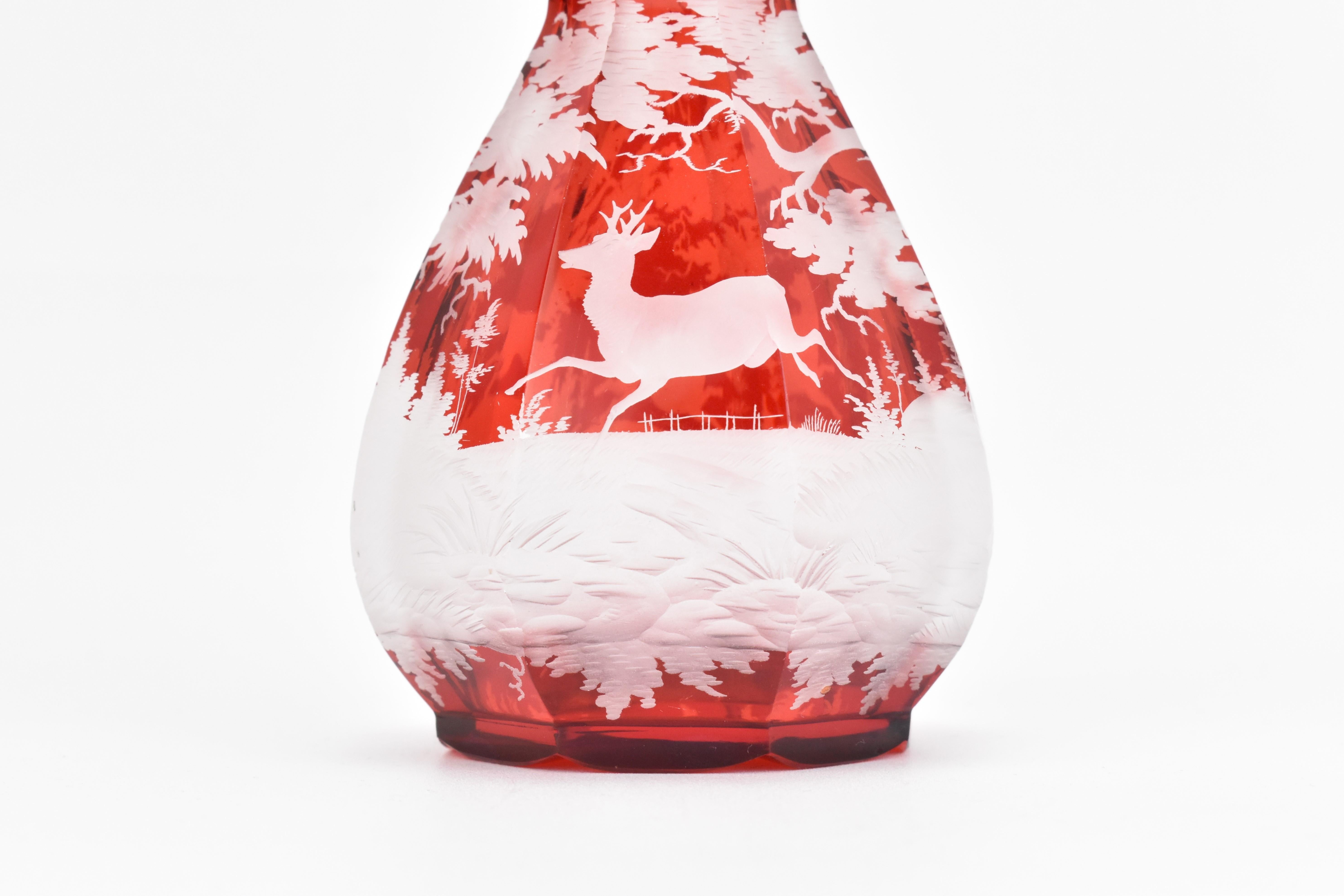Bouteille de parfum bohème ancienne en verre émaillé rouge rubis, 19ème siècle Bon état - En vente à Rostock, MV