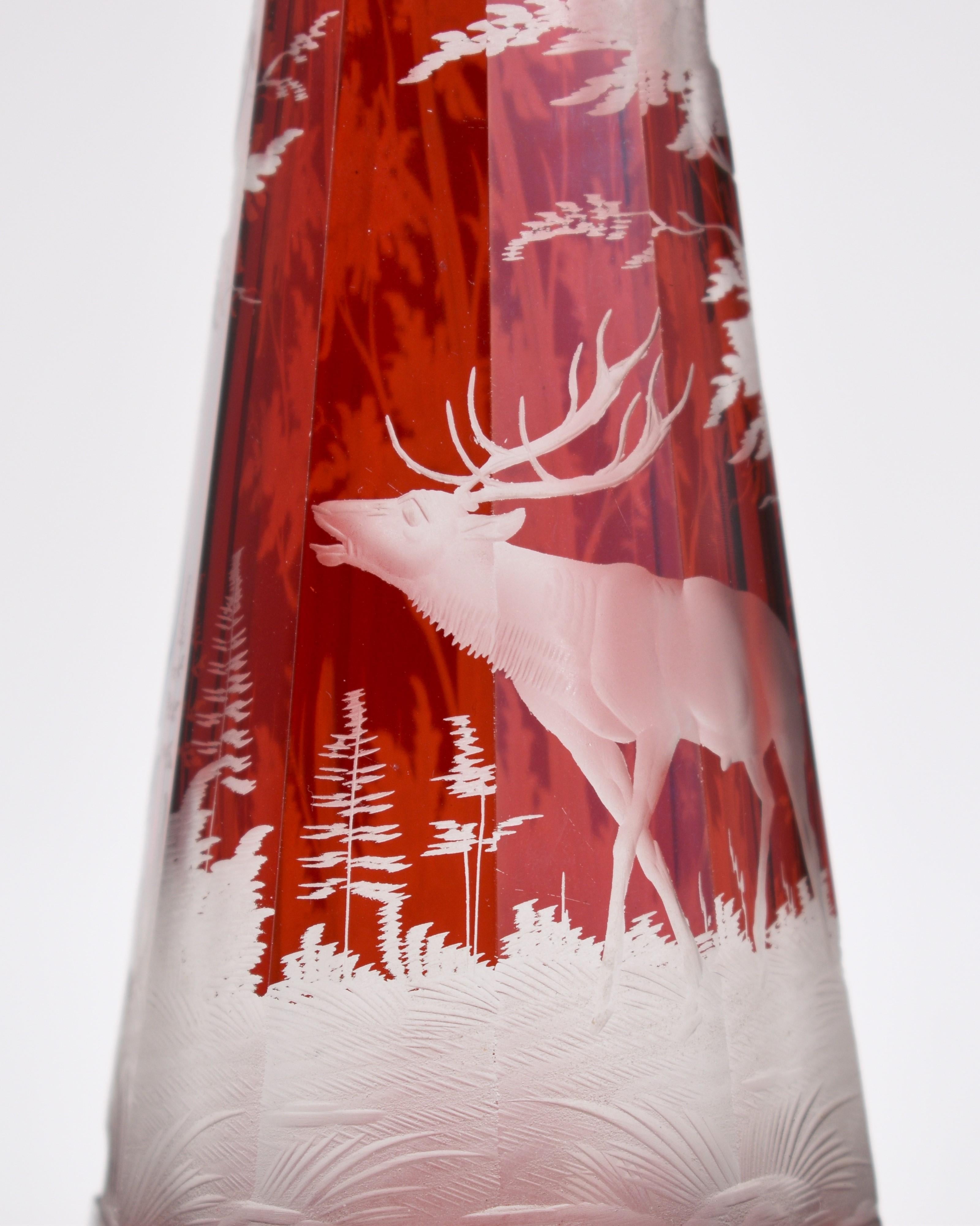 Bouteille de parfum bohème ancienne en verre émaillé rouge rubis, 19ème siècle Bon état - En vente à Rostock, MV