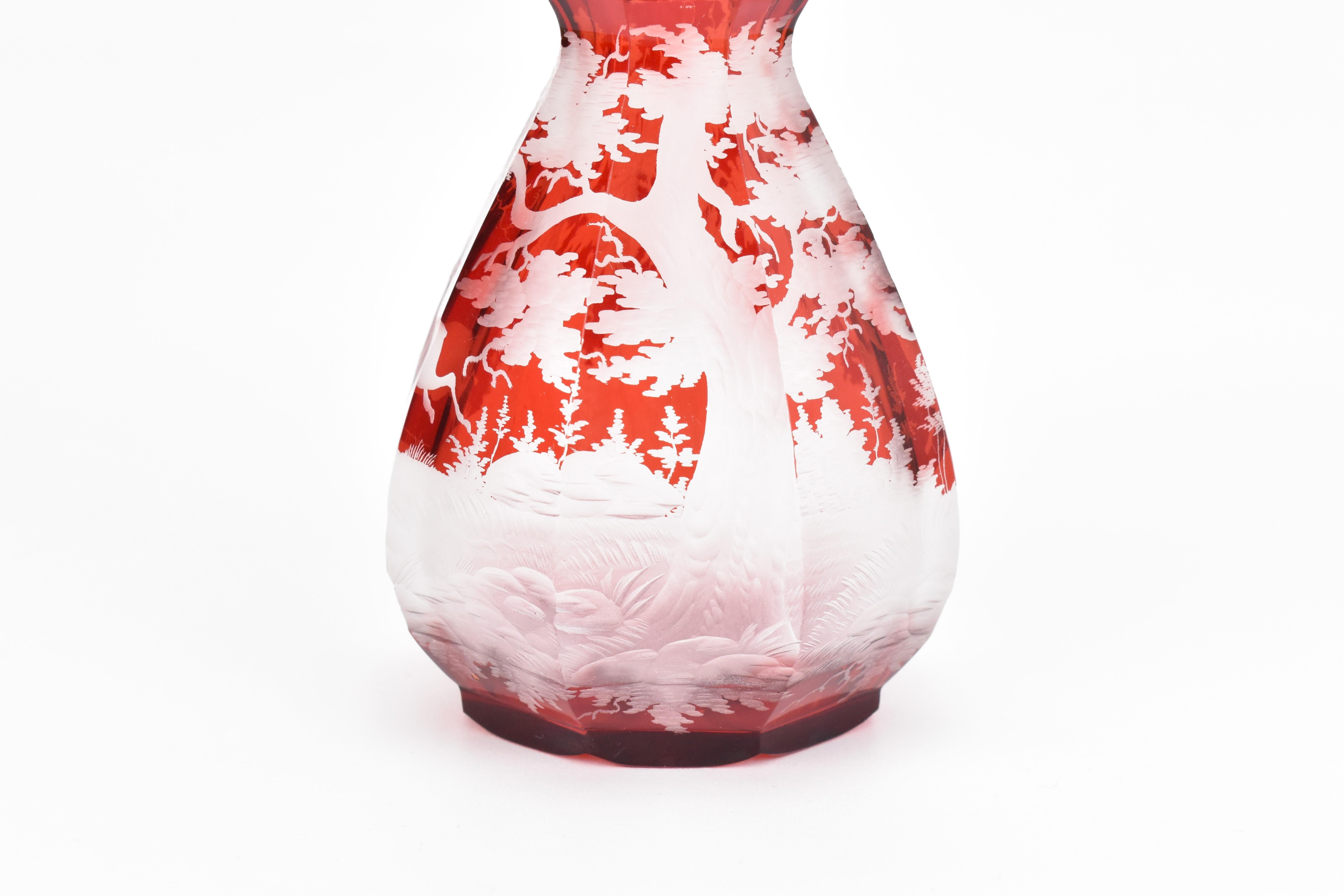 XIXe siècle Bouteille de parfum bohème ancienne en verre émaillé rouge rubis, 19ème siècle en vente