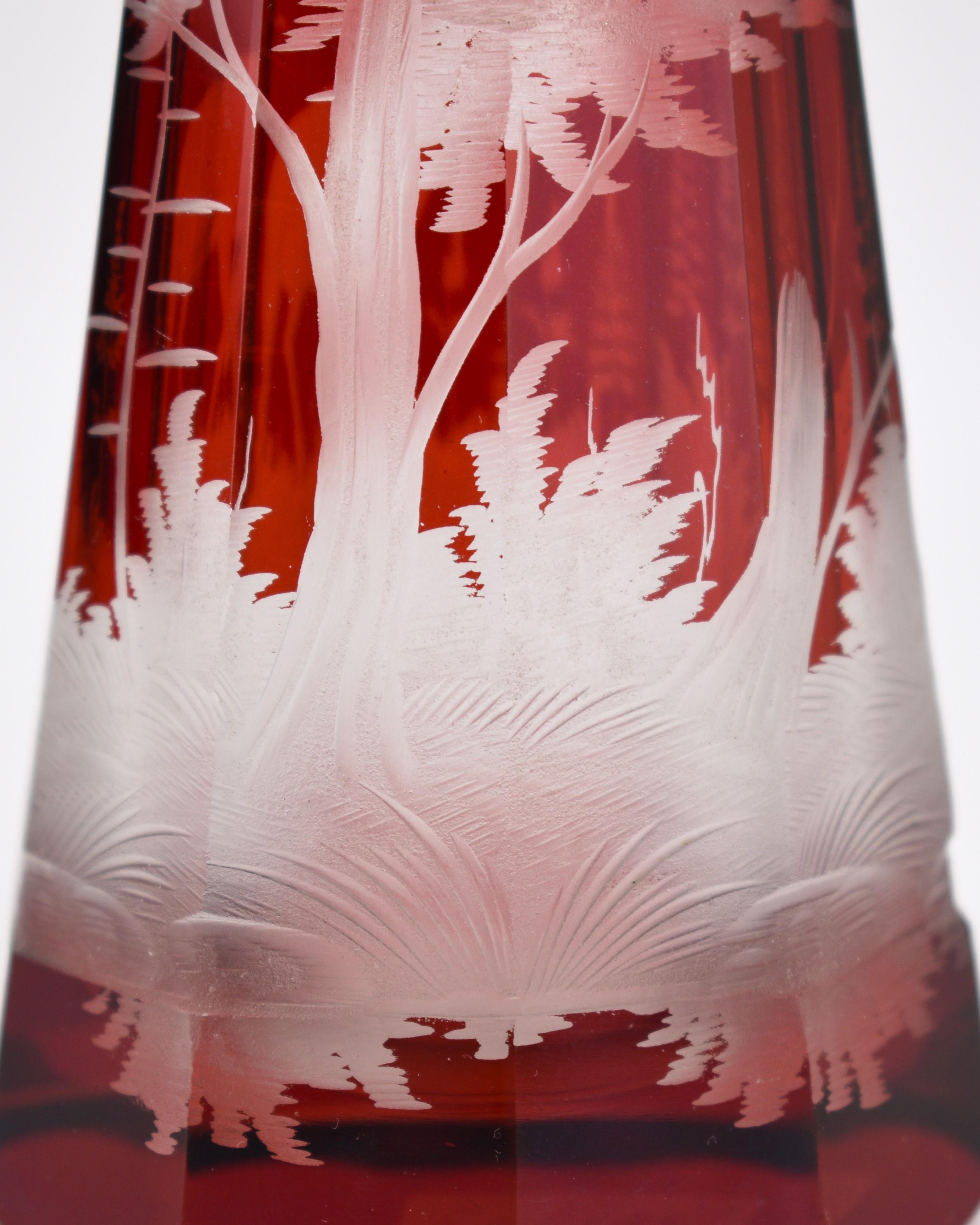XIXe siècle Bouteille de parfum bohème ancienne en verre émaillé rouge rubis, 19ème siècle en vente