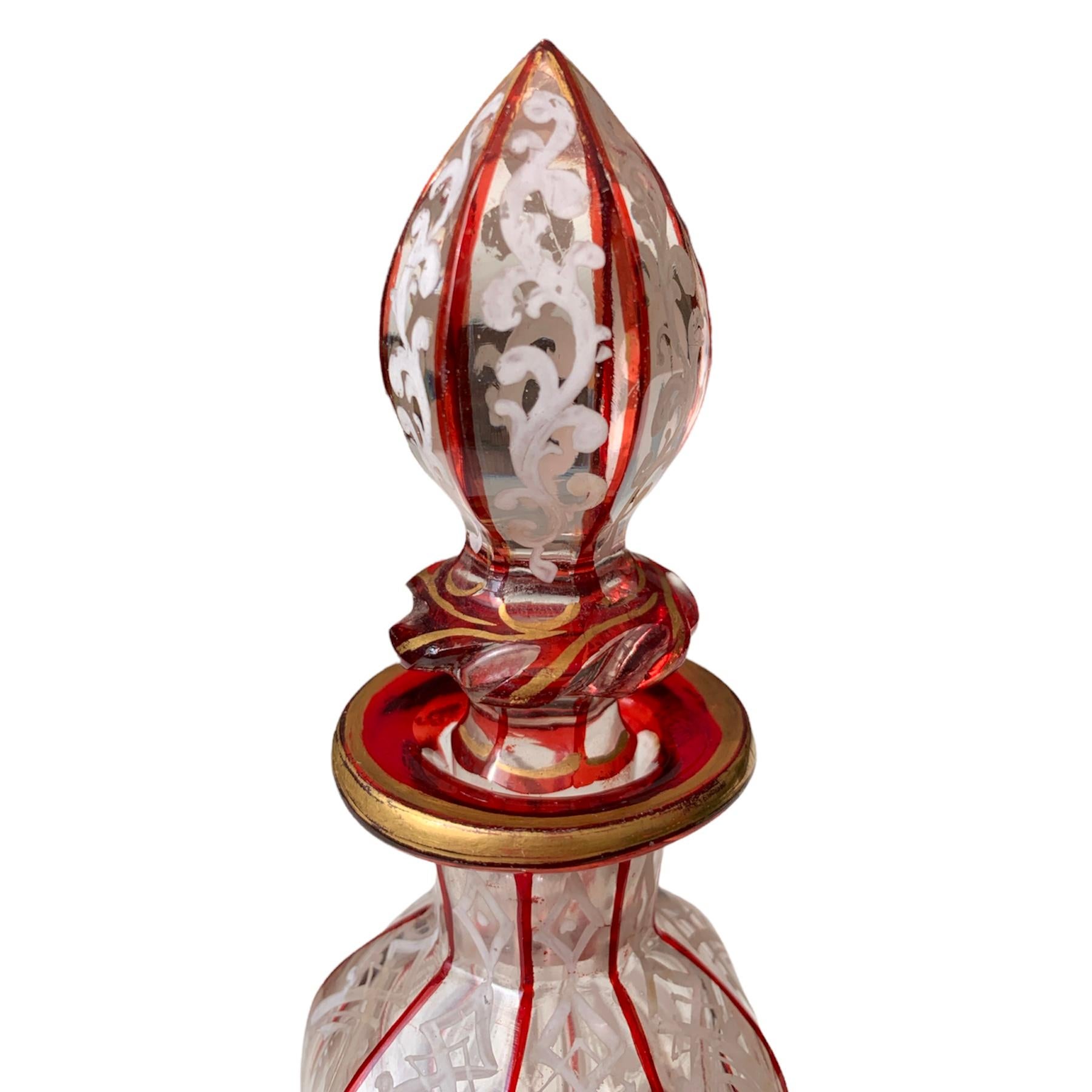 Émaillé Bouteille de parfum bohème ancienne en verre émaillé rouge rubis, 19ème siècle en vente