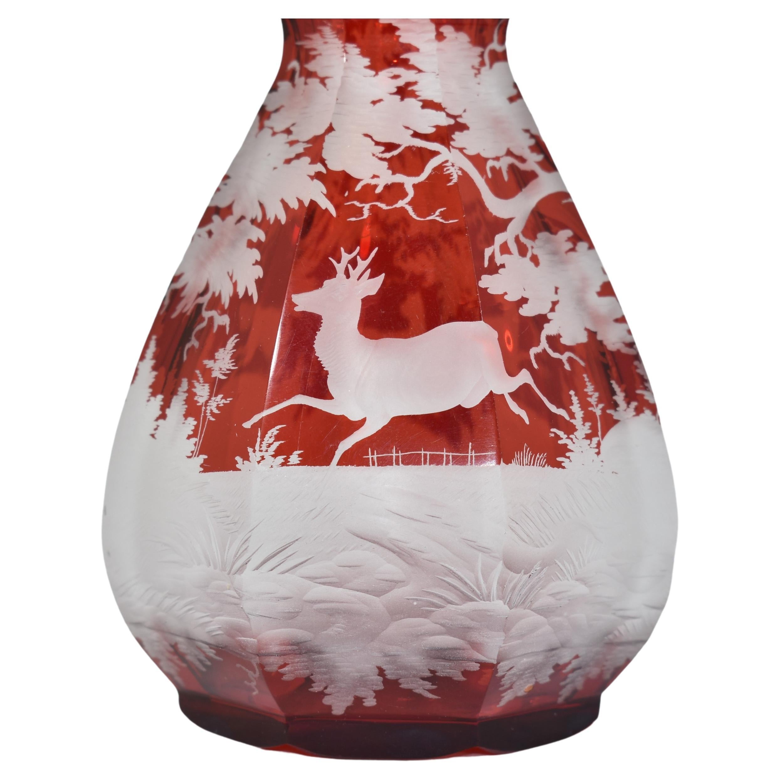 Verre taillé Bouteille de parfum bohème ancienne en verre émaillé rouge rubis, 19ème siècle en vente