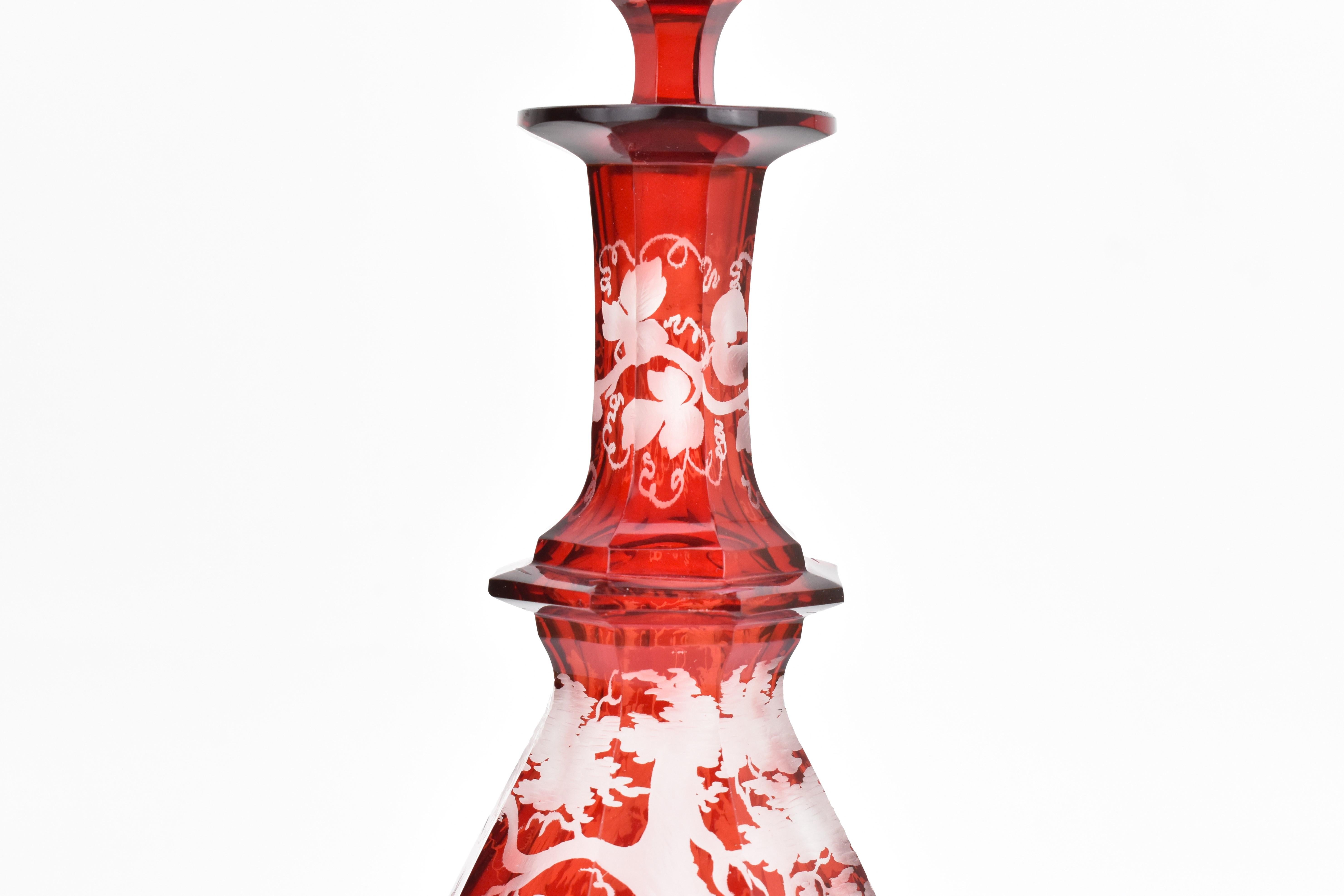 Verre taillé Bouteille de parfum bohème ancienne en verre émaillé rouge rubis, 19ème siècle en vente