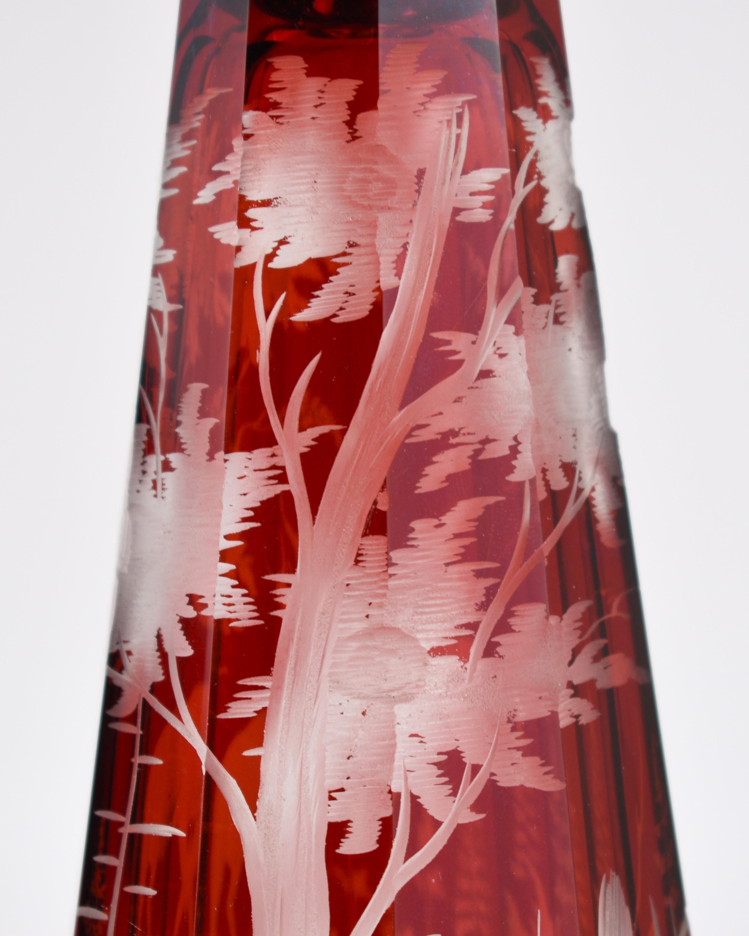 Cristal Bouteille de parfum bohème ancienne en verre émaillé rouge rubis, 19ème siècle en vente