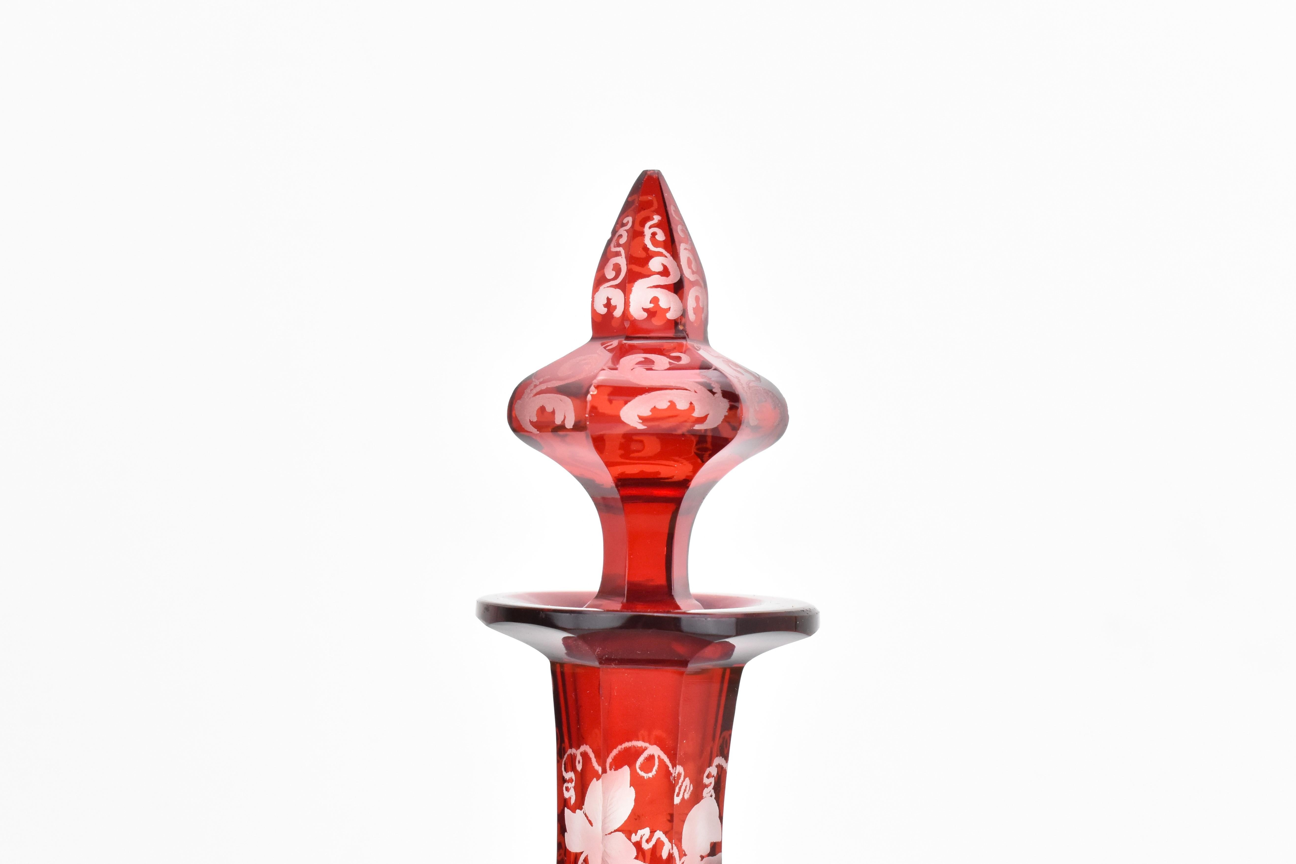 Bouteille de parfum bohème ancienne en verre émaillé rouge rubis, 19ème siècle en vente 1