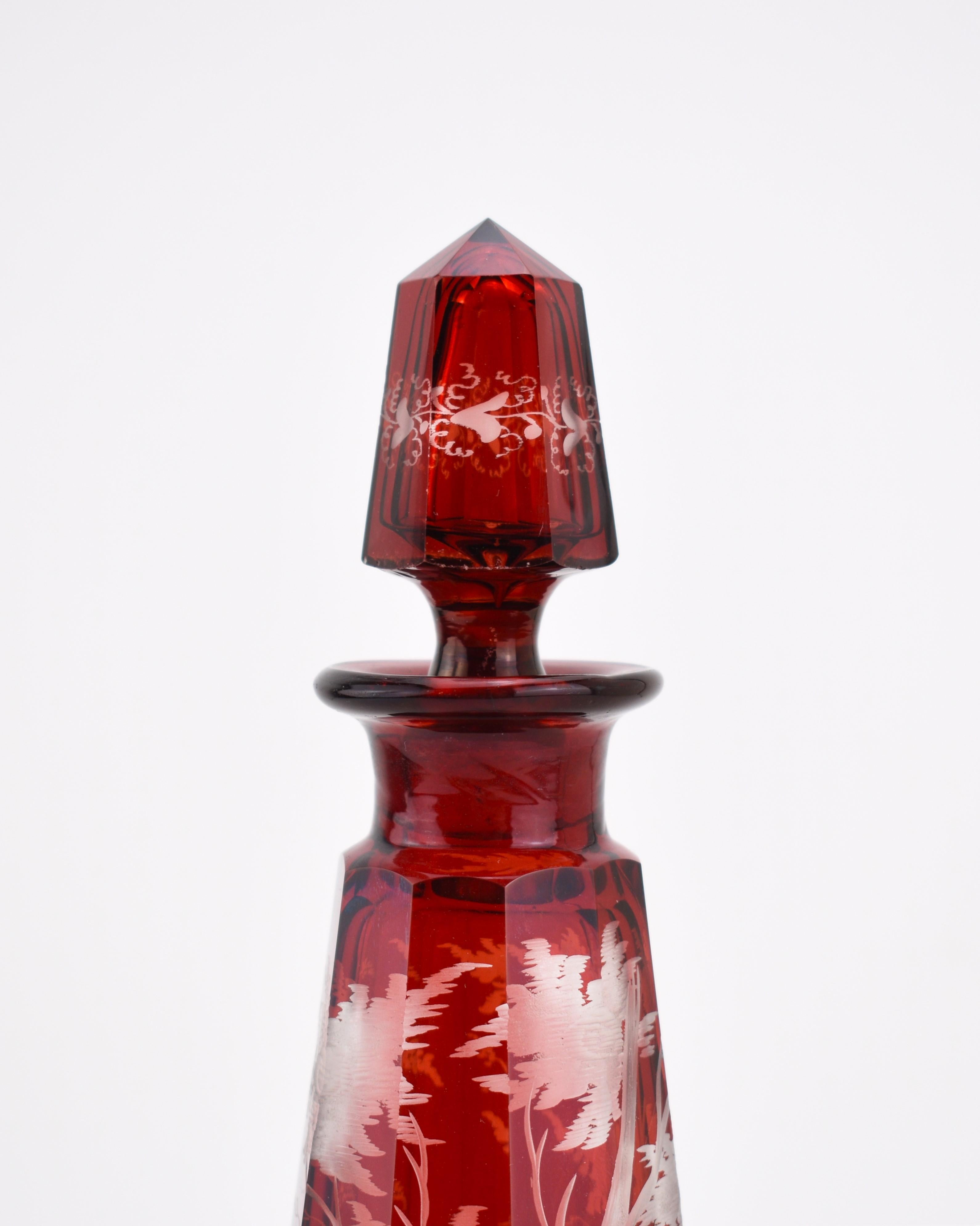 Bouteille de parfum bohème ancienne en verre émaillé rouge rubis, 19ème siècle en vente 1