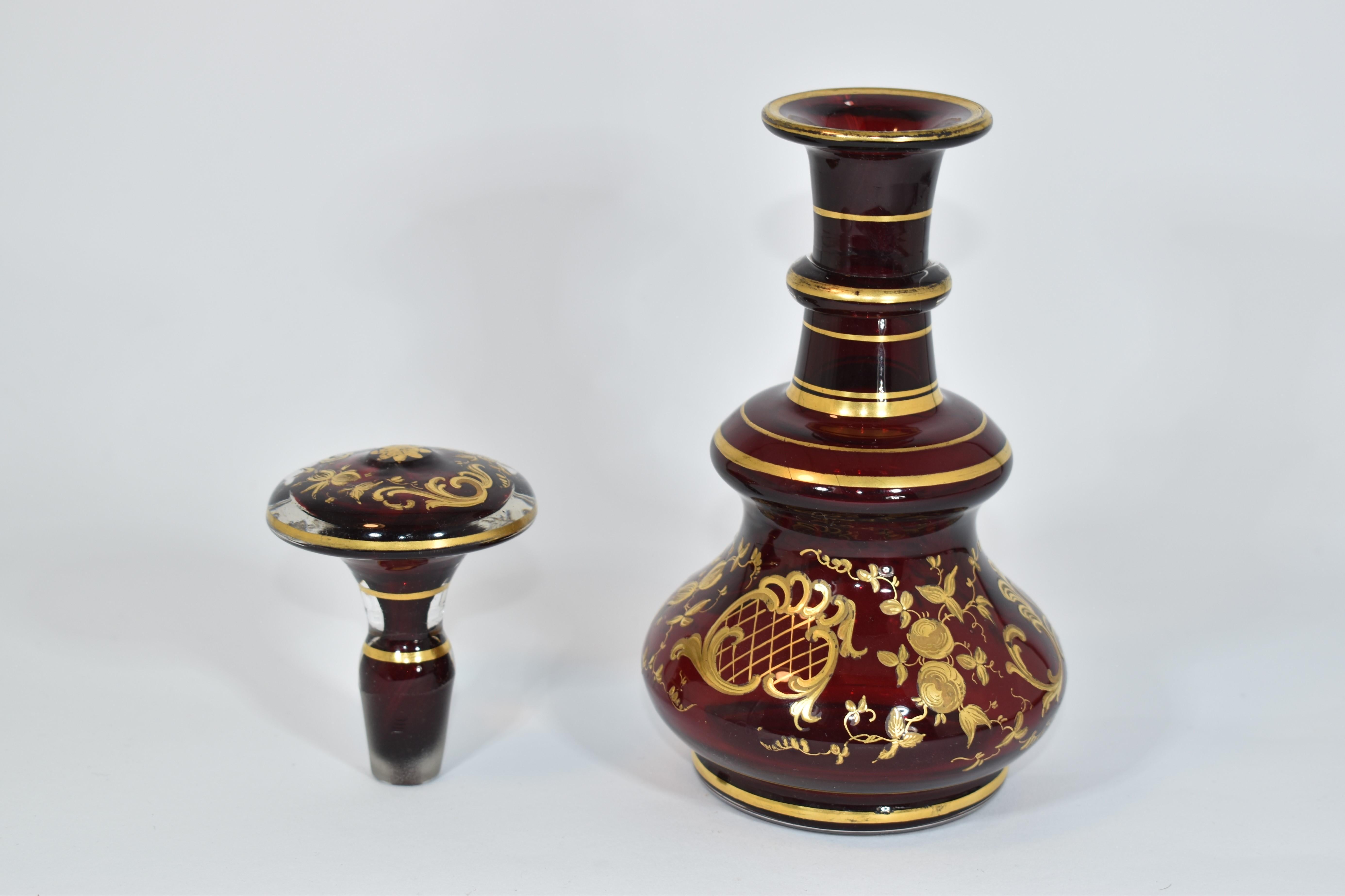 Émaillé Flacon de parfum ancien en verre émaillé rouge rubis de Bohème, 19ème siècle en vente