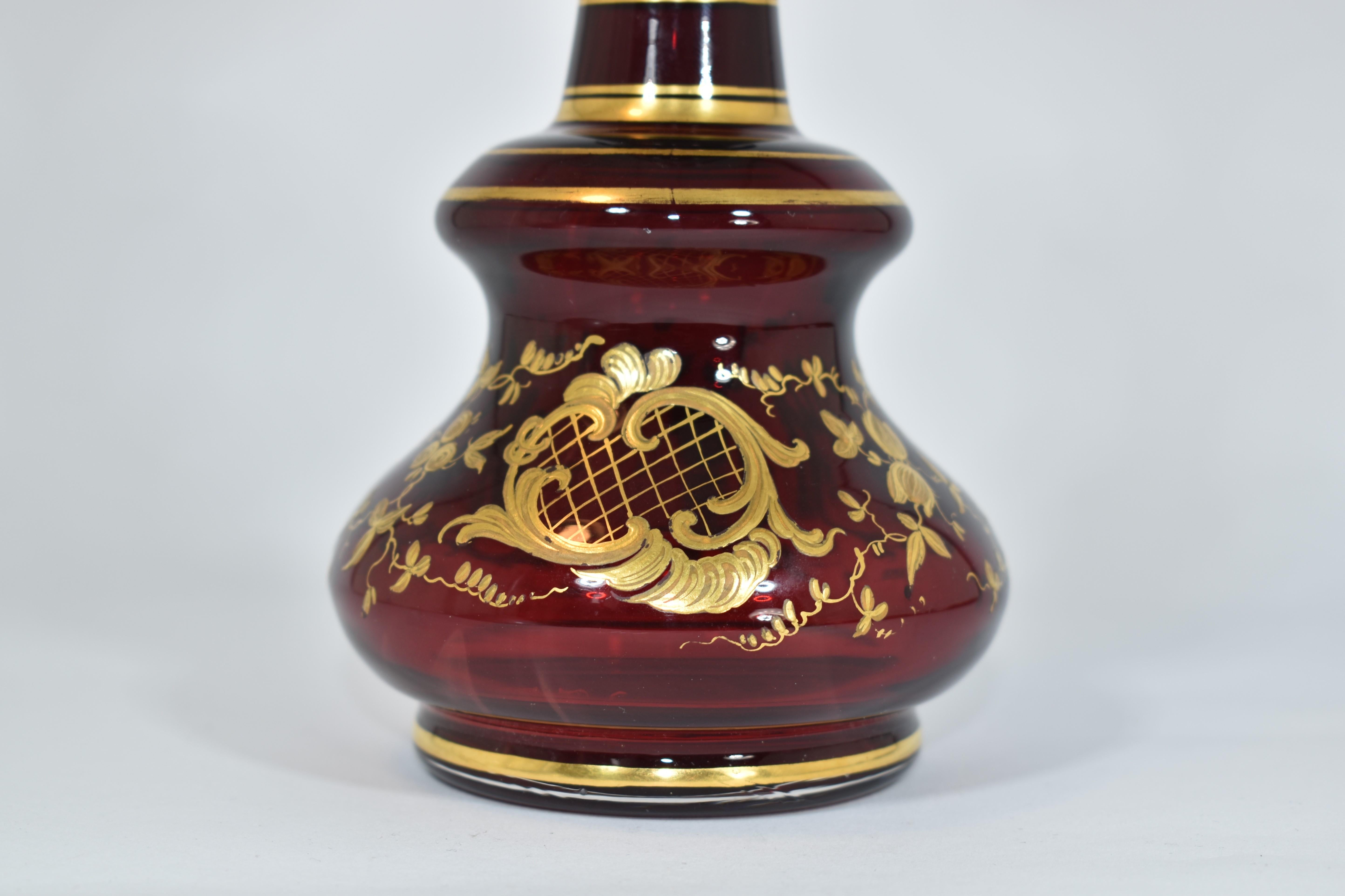Flacon de parfum ancien en verre émaillé rouge rubis de Bohème, 19ème siècle Bon état - En vente à Rostock, MV