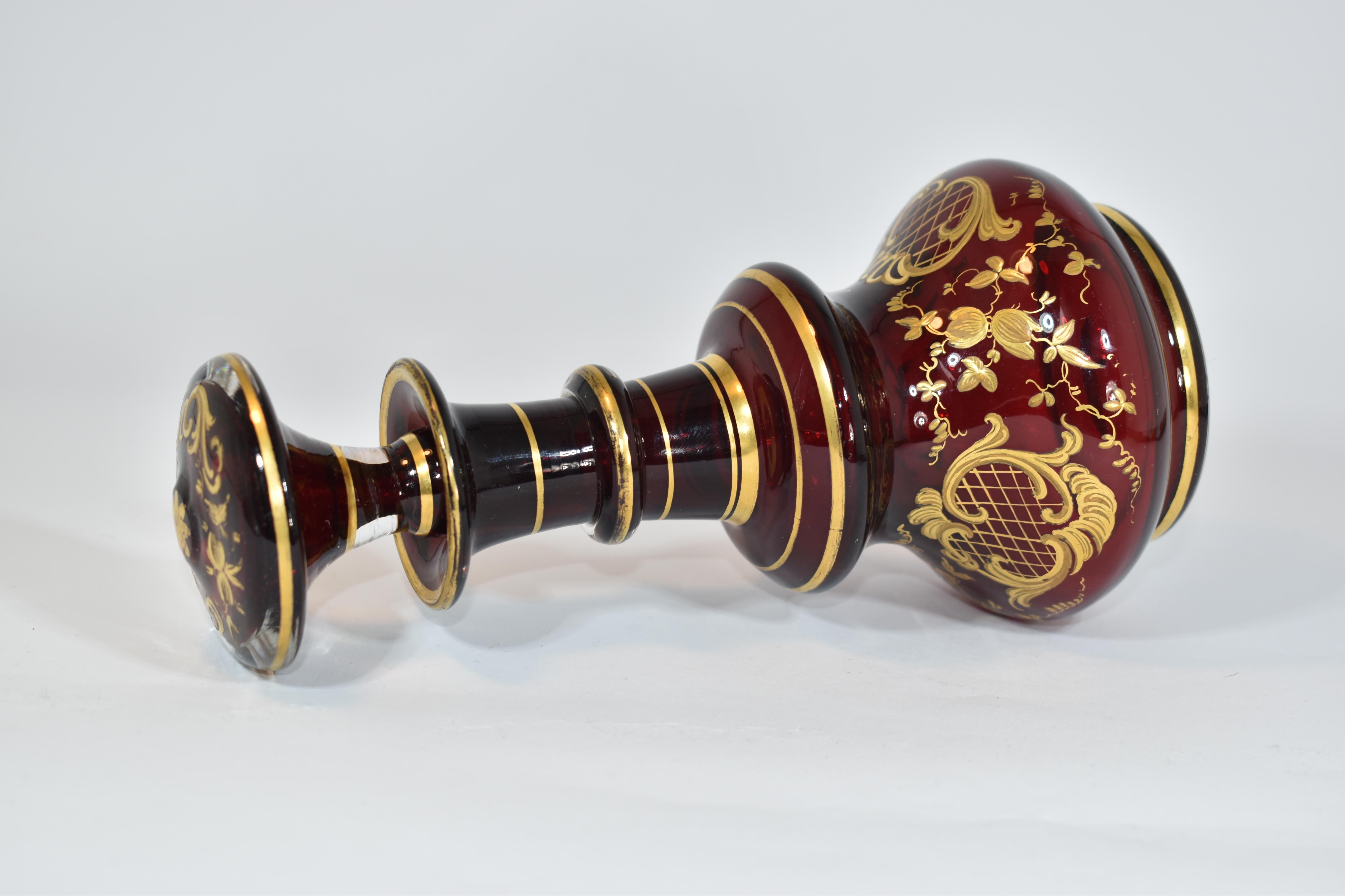 Verre Flacon de parfum ancien en verre émaillé rouge rubis de Bohème, 19ème siècle en vente