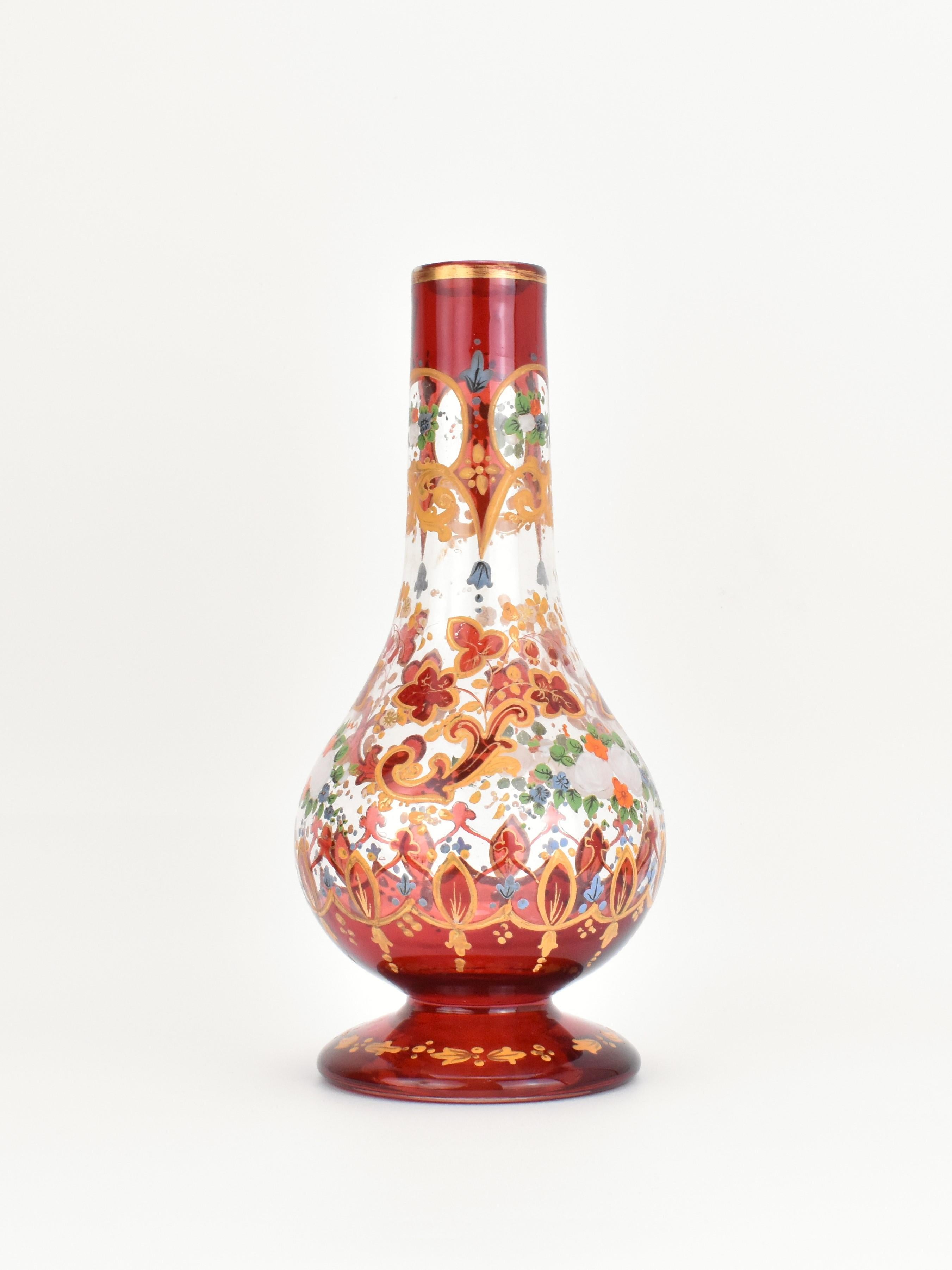 Esta antigua base de narguile de vidrio transparente y rubí soplado a mano, fabricada por vidrieros bohemios del siglo XIX para el mercado persa u otomano, es un ejemplo del lujo y el refinamiento artístico de la fabricación de vidrio.

El cuerpo