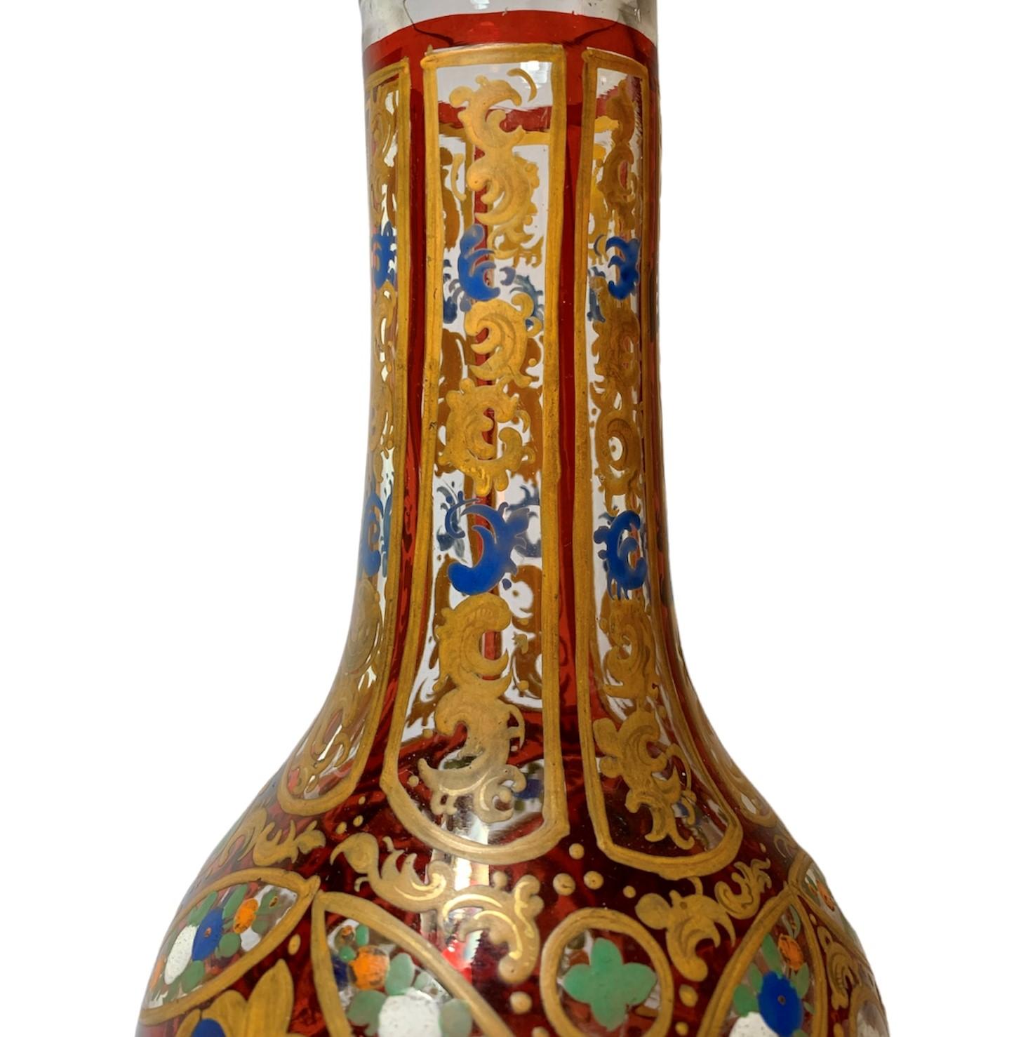 Antique base de narguilé en verre transparent et rubis soufflé à la main, fabriquée par les verriers de Bohême du XIXe siècle pour le marché perse ou ottoman, magnifique design rouge rubis avec un émaillage et une dorure impressionnants, une bordure