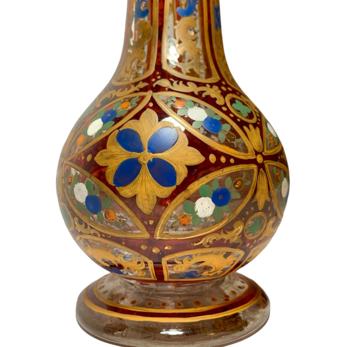 Émaillé Vase bohème ancien en verre émaillé rouge rubis, base Hookah, 19ème siècle en vente
