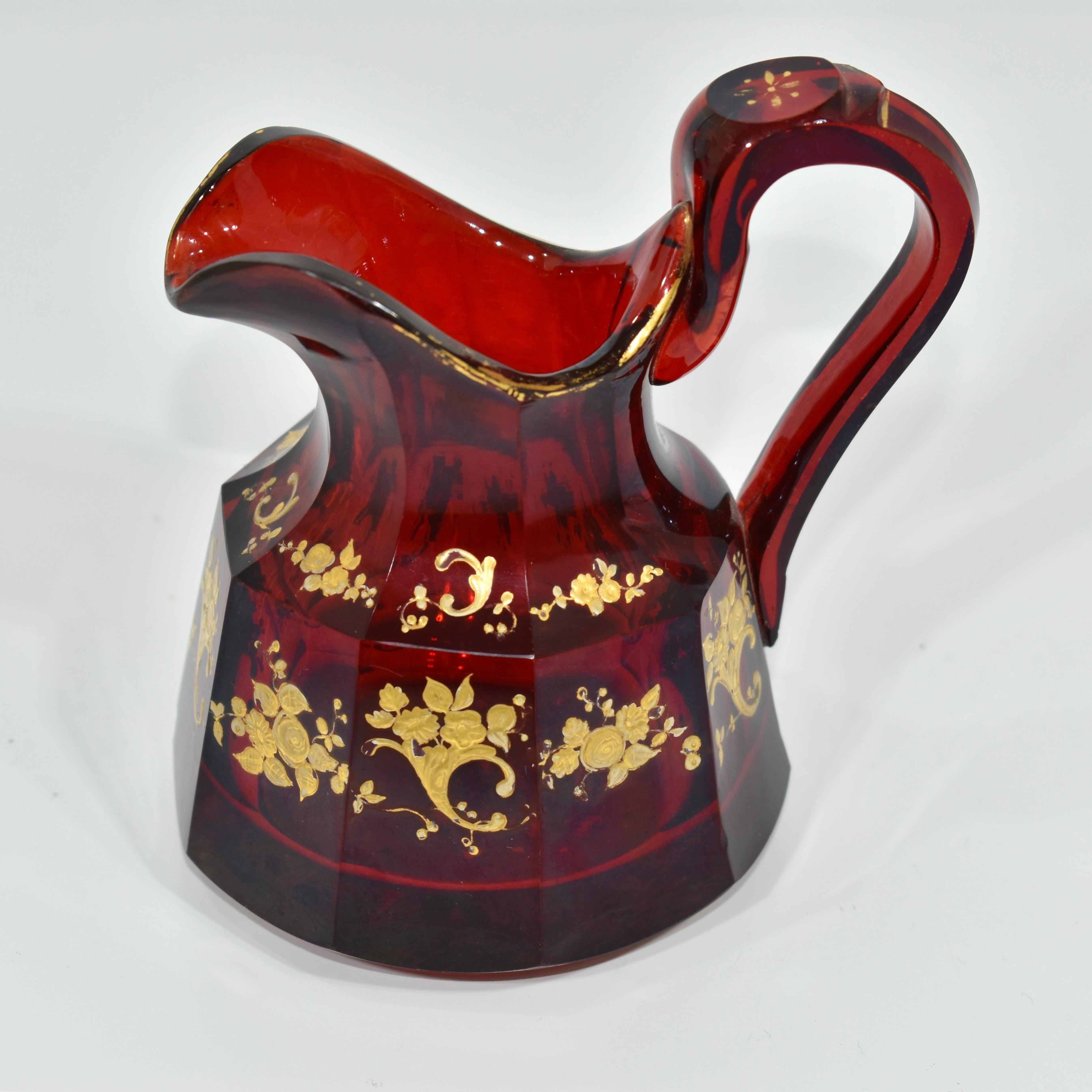 Antiker böhmischer Rubinroter emaillierter Glaskrug, Krug, 19. Jahrhundert (Emailliert) im Angebot