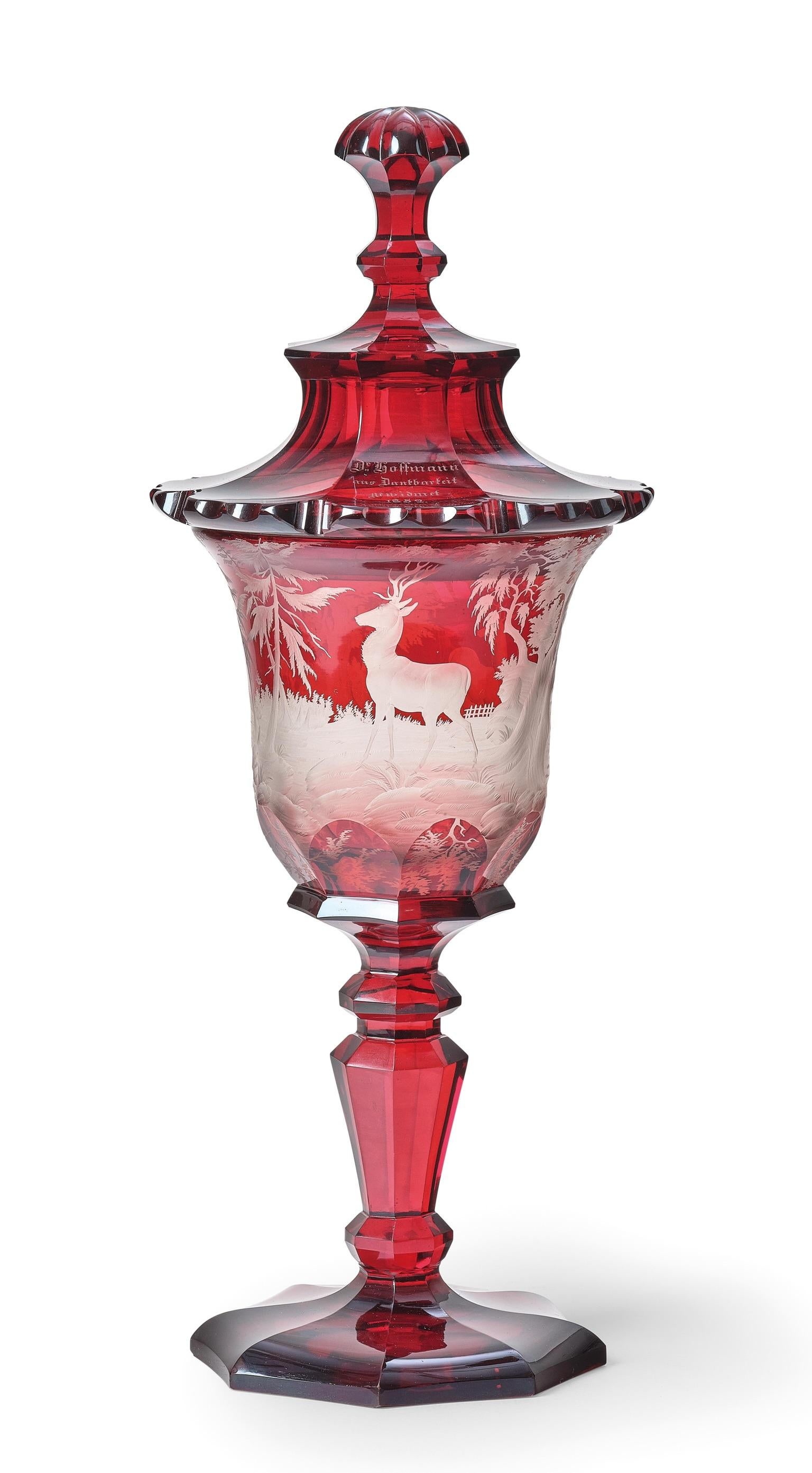 Bel exemple de la plus haute qualité de verre de Bohème du 19ème siècle.

corps rouge rubis

couvercle avec bouton multifacettes, coupes à facettes octogonales et bord festonné

