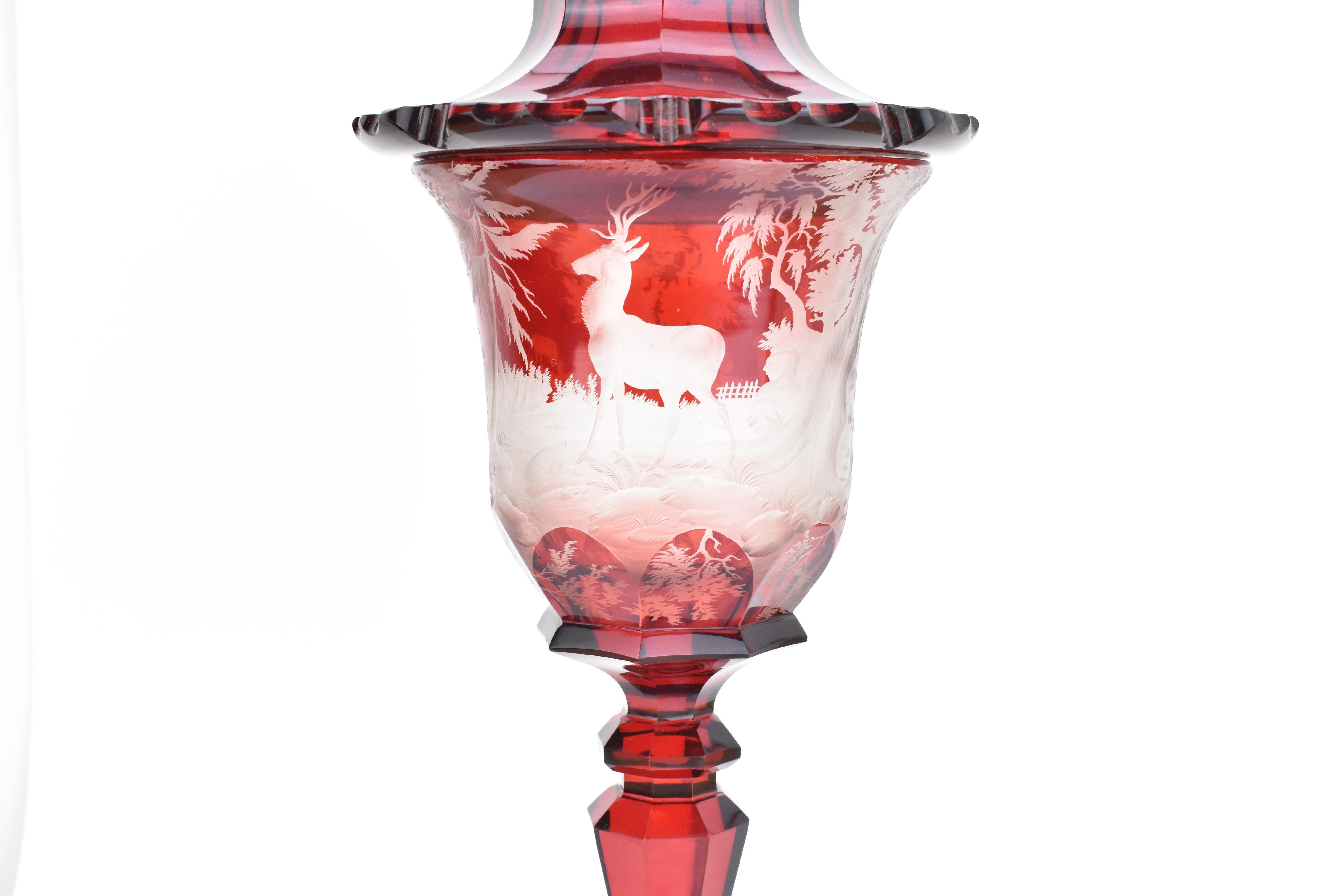 Antico calice di cristallo inciso rosso rubino di Boemia, 1852 In condizioni buone in vendita a Rostock, MV