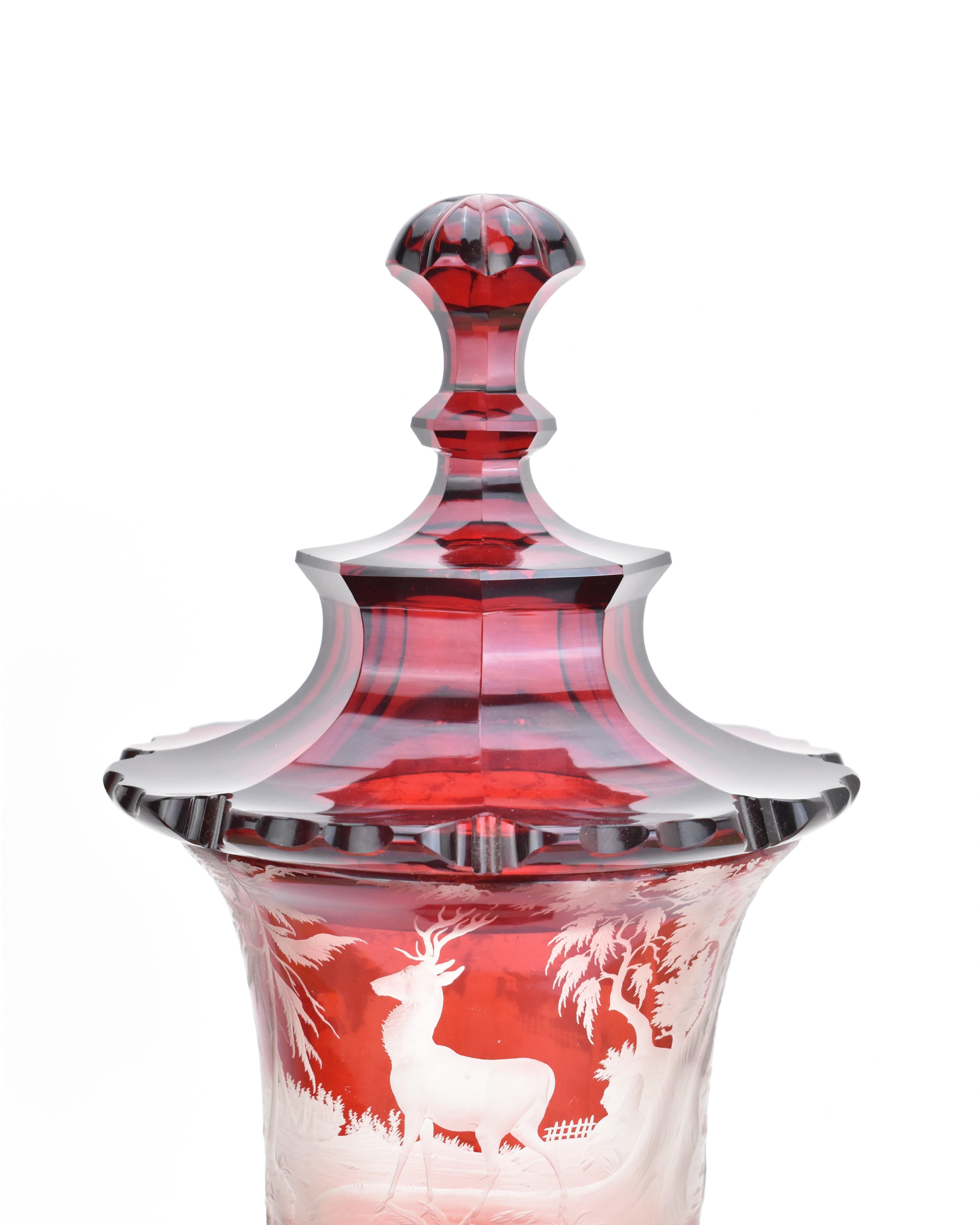 Vetro Antico calice di cristallo inciso rosso rubino di Boemia, 1852 in vendita