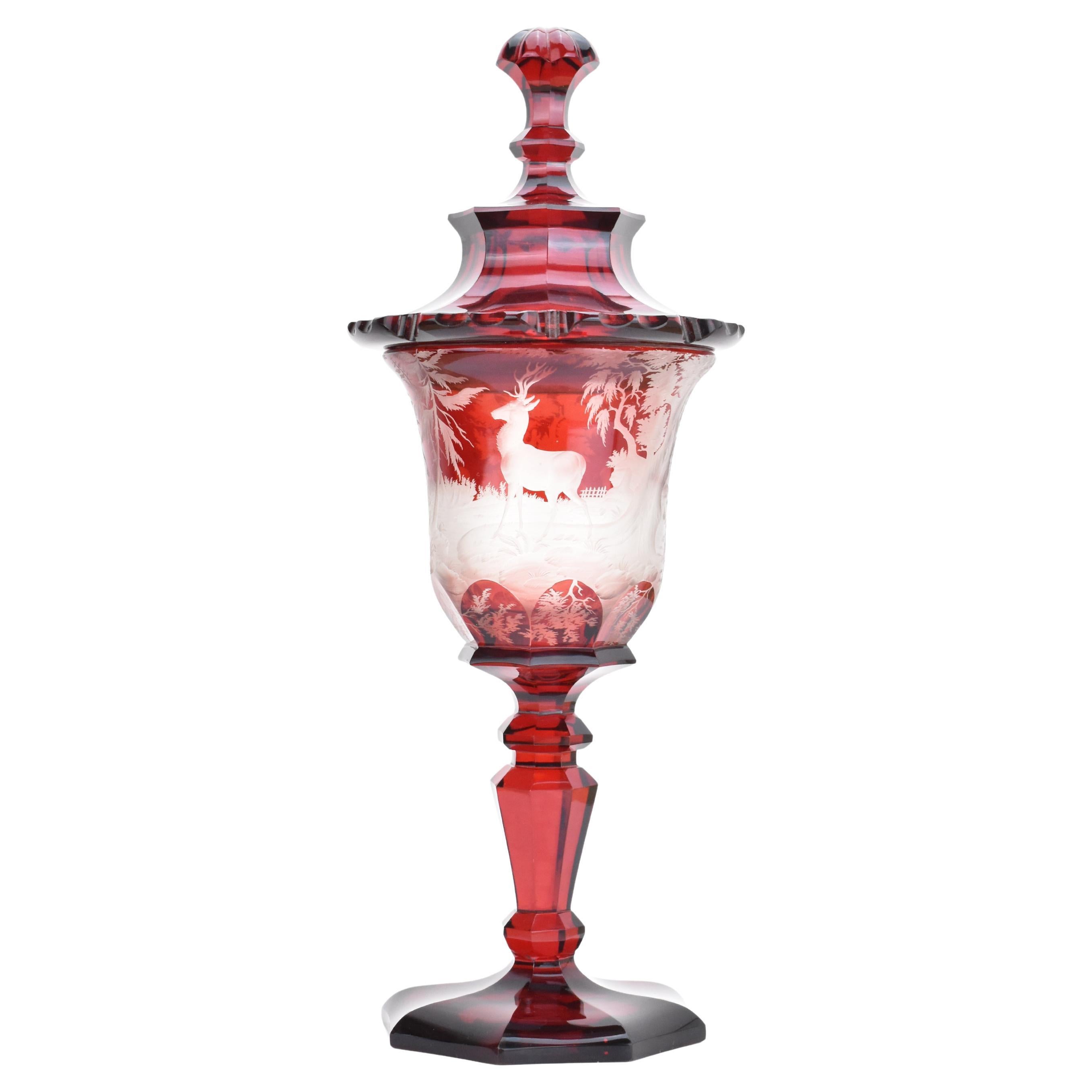 Copa antigua de Bohemia de cristal grabado rojo rubí, 1852