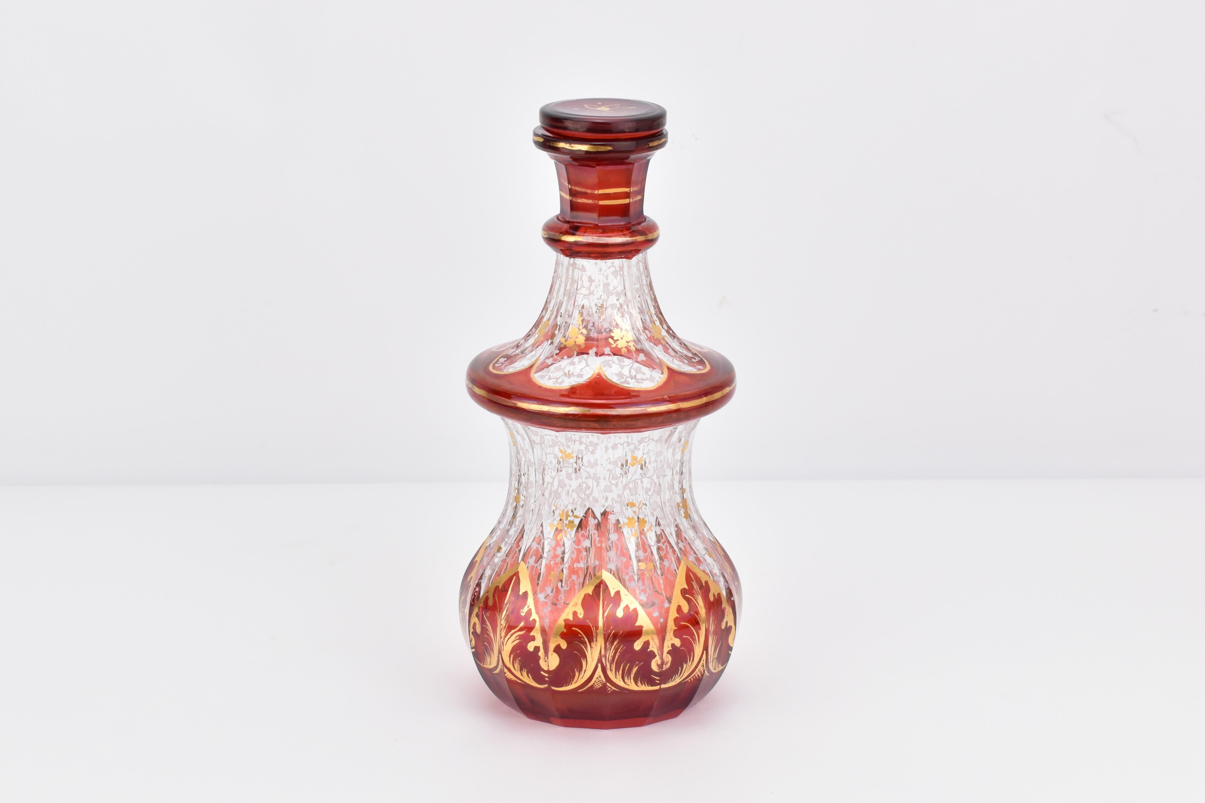 Decanter antico con tappo in vetro trasparente e rubino sovrapposto

Il corpo è tagliato in pannelli laterali multipli e decorato tutt'intorno con riflessi dorati e sovrapposizioni rosso rubino, lo strato di vetro trasparente è riccamente dipinto a