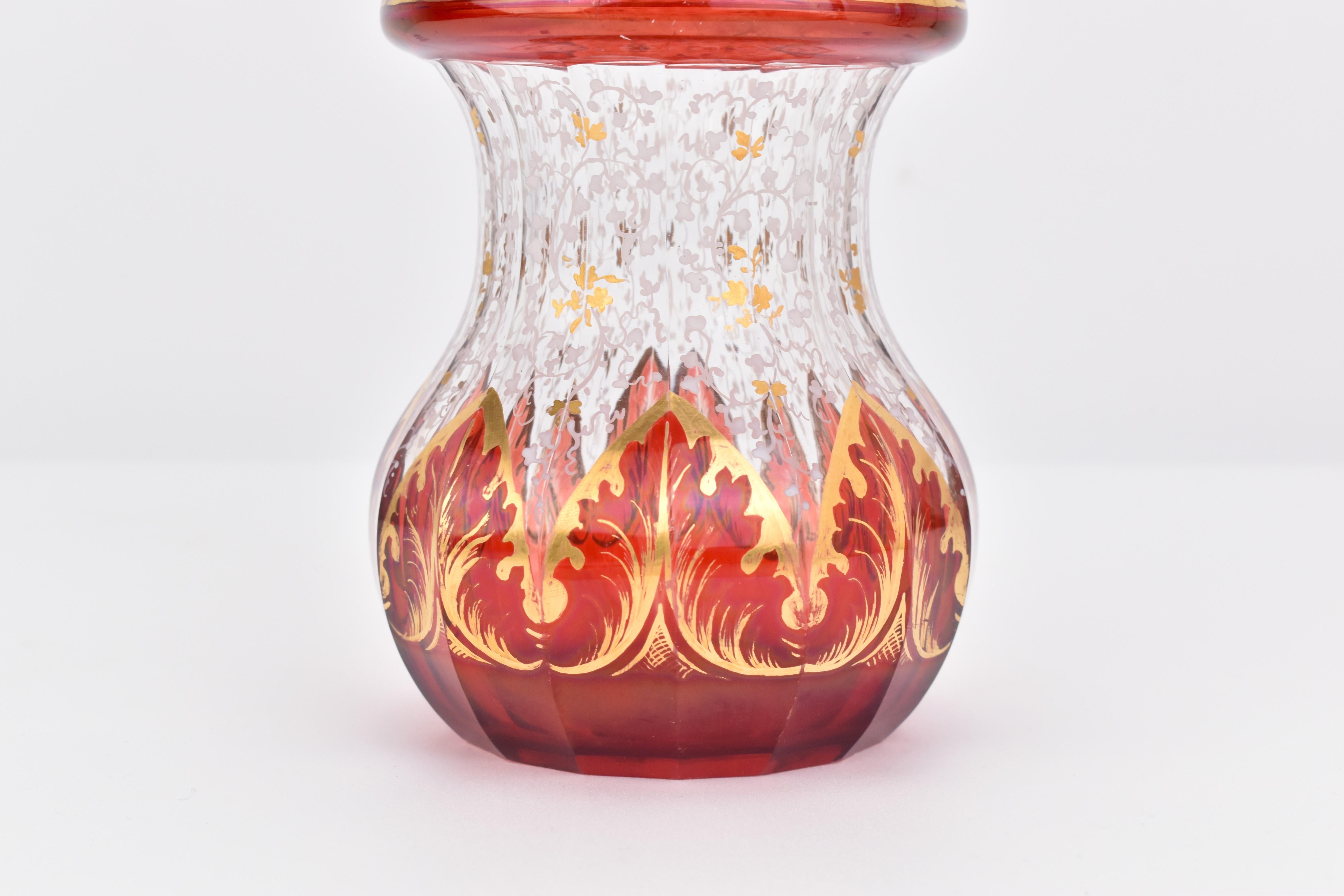 Antico decanter in vetro con sovrapposizione dorata rosso rubino di Boemia, flacone, XIX secolo In condizioni buone in vendita a Rostock, MV