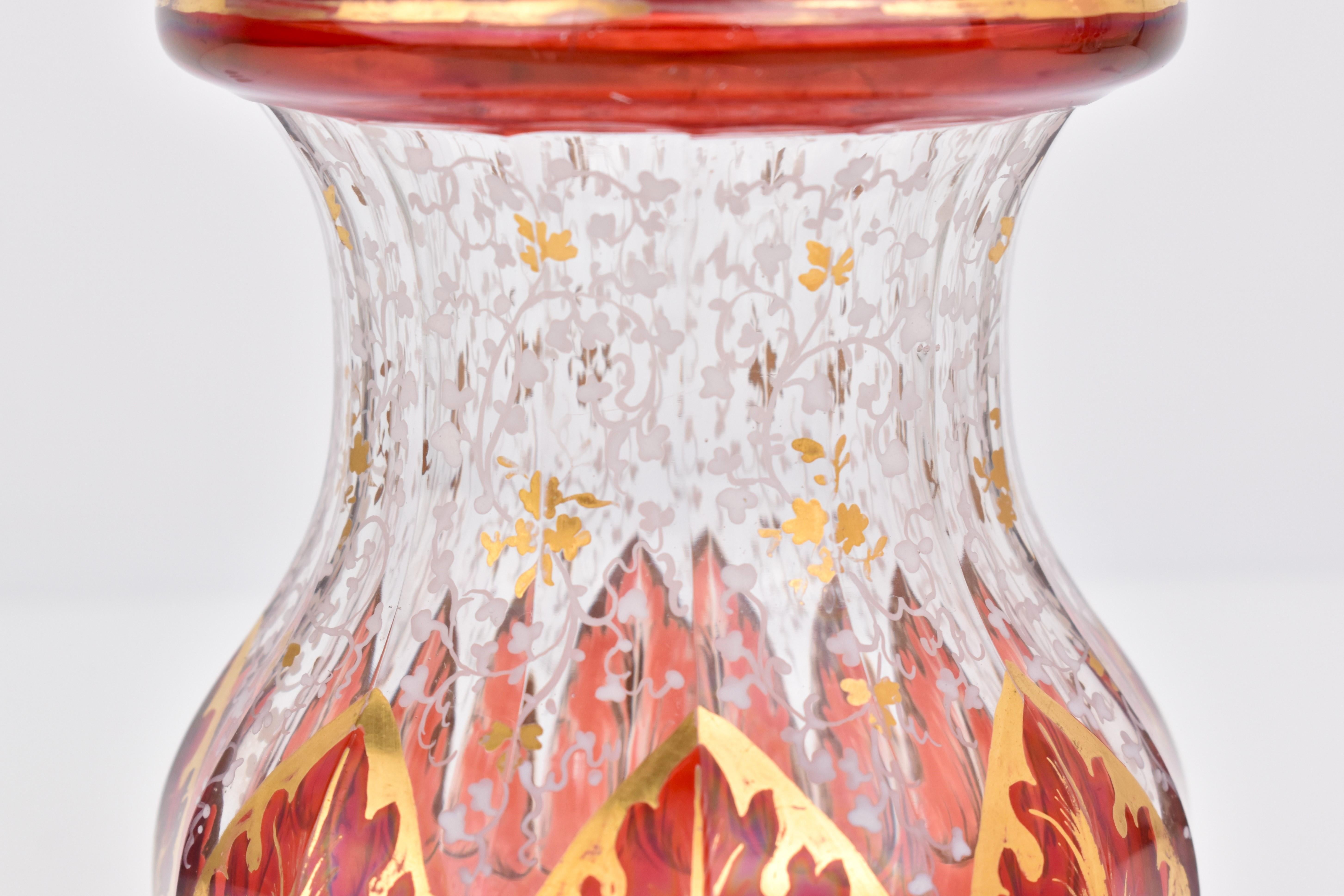 Vetro artistico Antico decanter in vetro con sovrapposizione dorata rosso rubino di Boemia, flacone, XIX secolo in vendita
