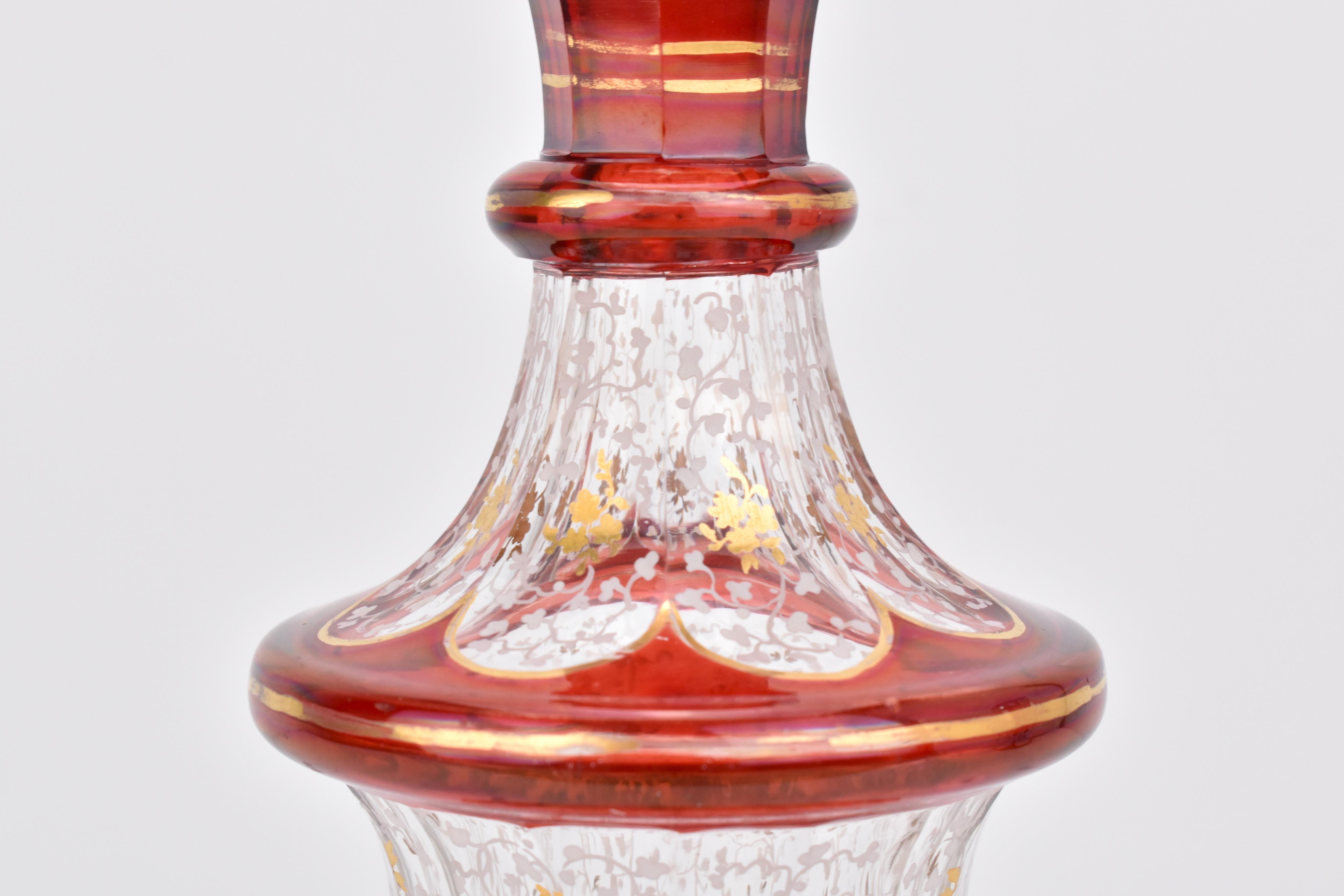 Antico decanter in vetro con sovrapposizione dorata rosso rubino di Boemia, flacone, XIX secolo in vendita 1