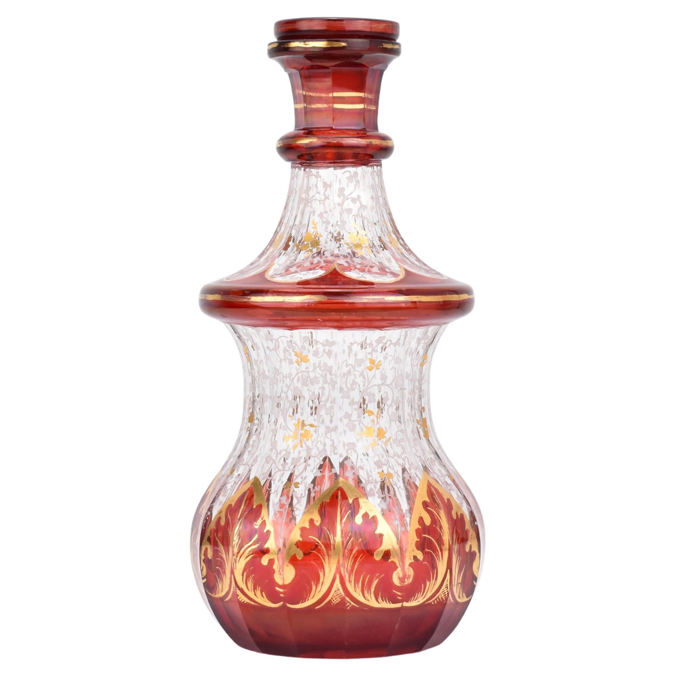 Antico decanter in vetro con sovrapposizione dorata rosso rubino di Boemia, flacone, XIX secolo in vendita