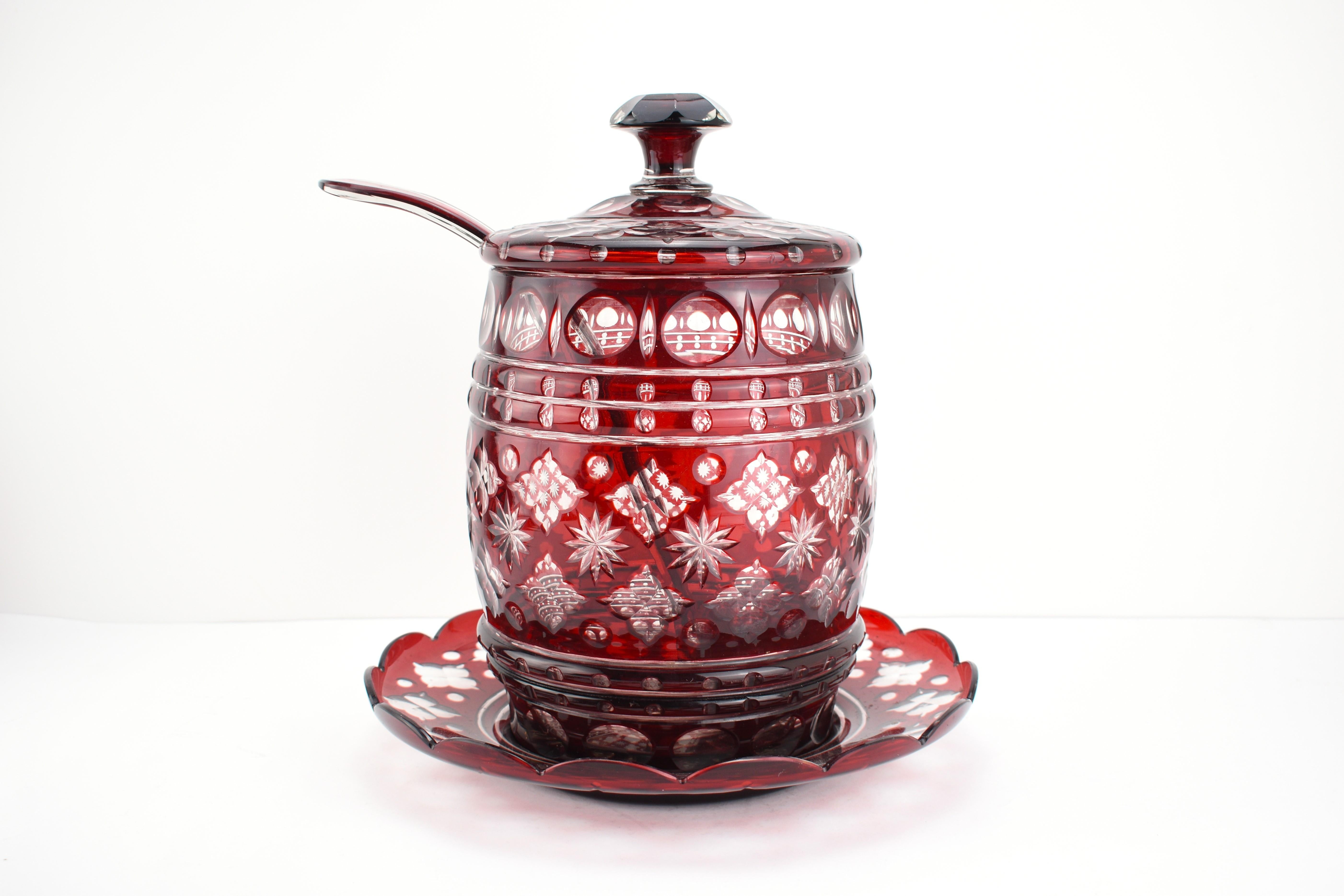 Exceptionnel ensemble de bols en verre superposé rouge rubis de Bohème du milieu du 19e siècle

Ce grand ensemble de bols en verre recouvert de rubis - avec son couvercle, son assiette et sa cuillère assortis - est un superbe exemple de l'artisanat
