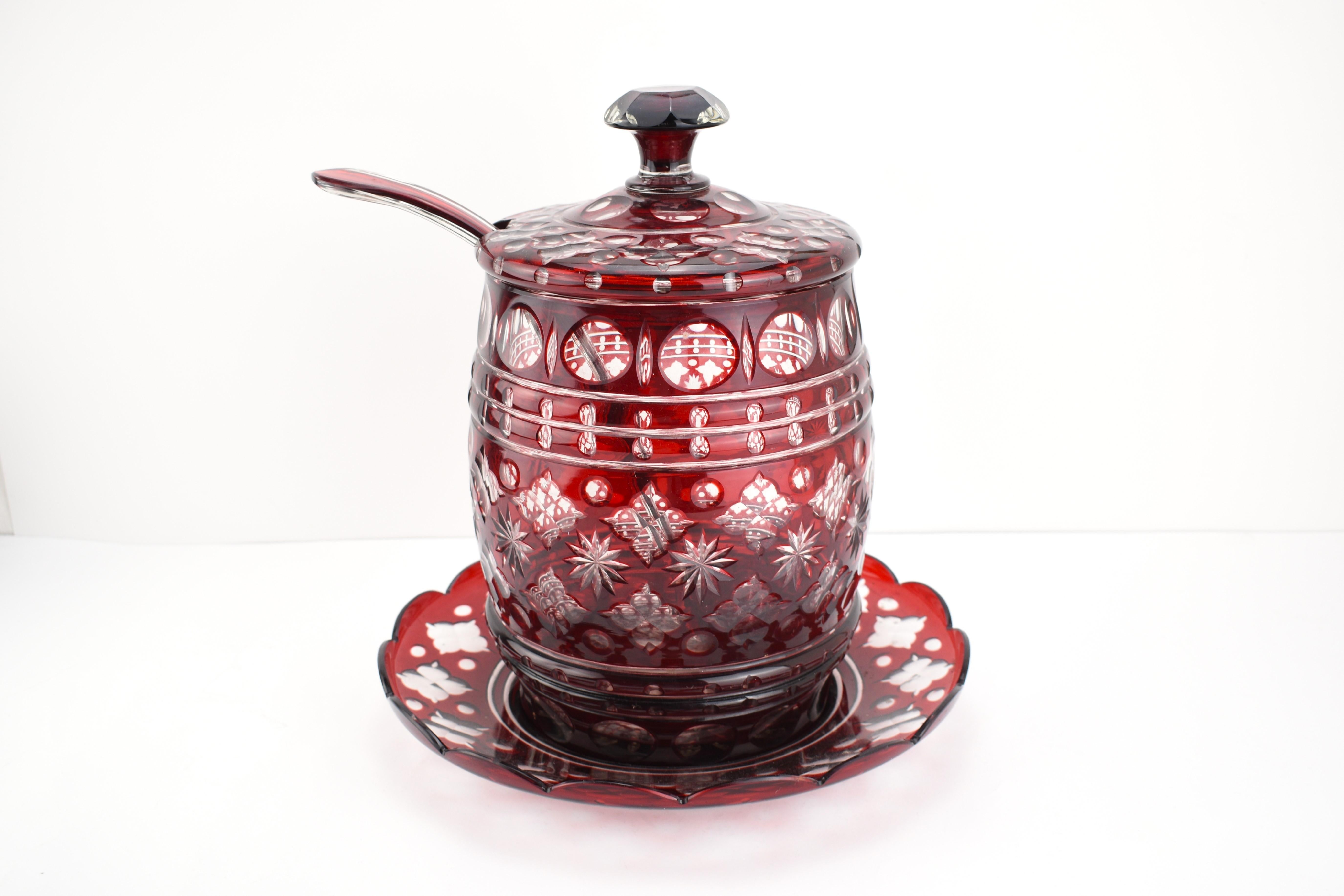 Fait main Ensemble de punchs Bonbonniere de Bohème antique en verre recouvert de rouge rubis, 19ème siècle en vente