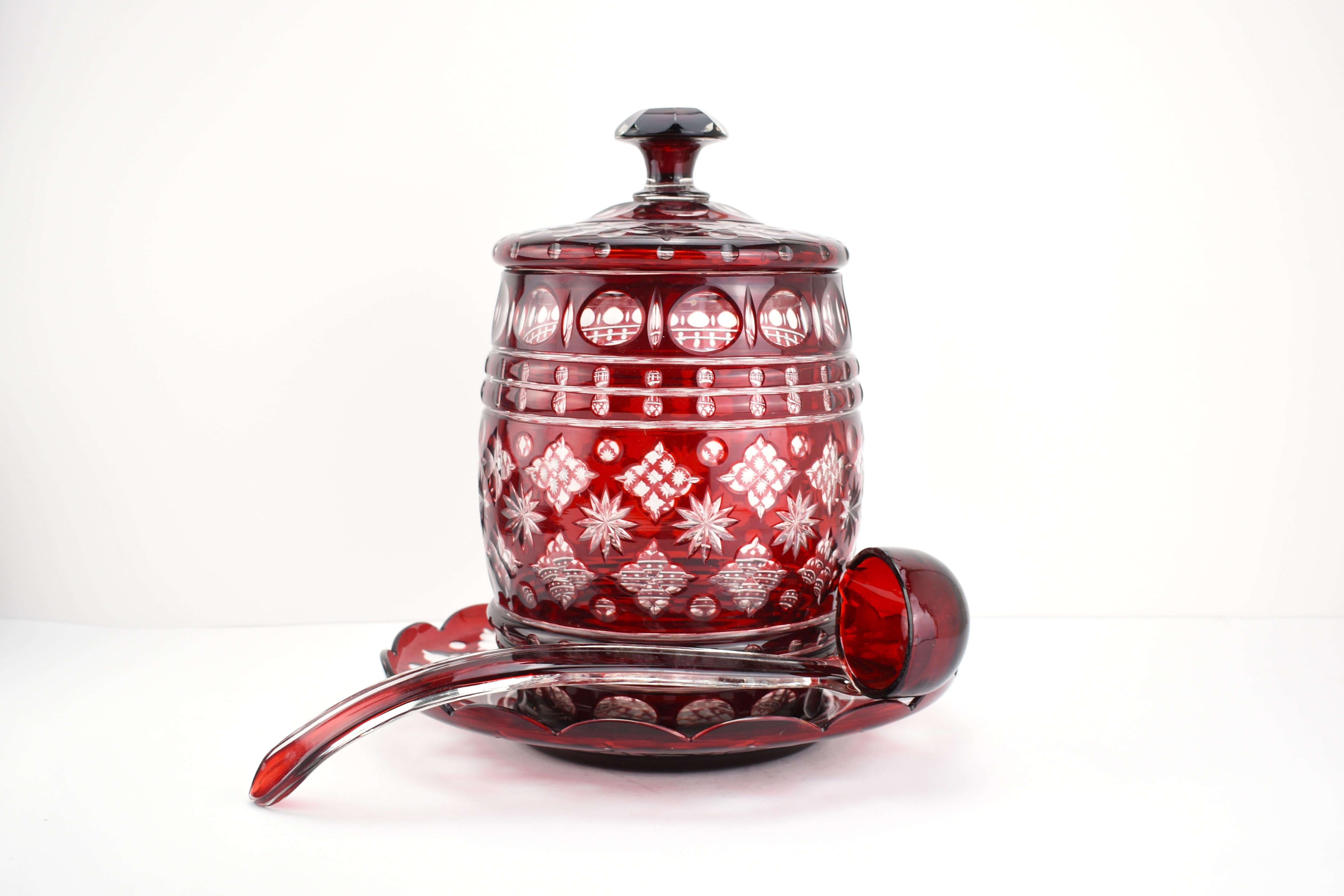Ensemble de punchs Bonbonniere de Bohème antique en verre recouvert de rouge rubis, 19ème siècle Bon état - En vente à Rostock, MV