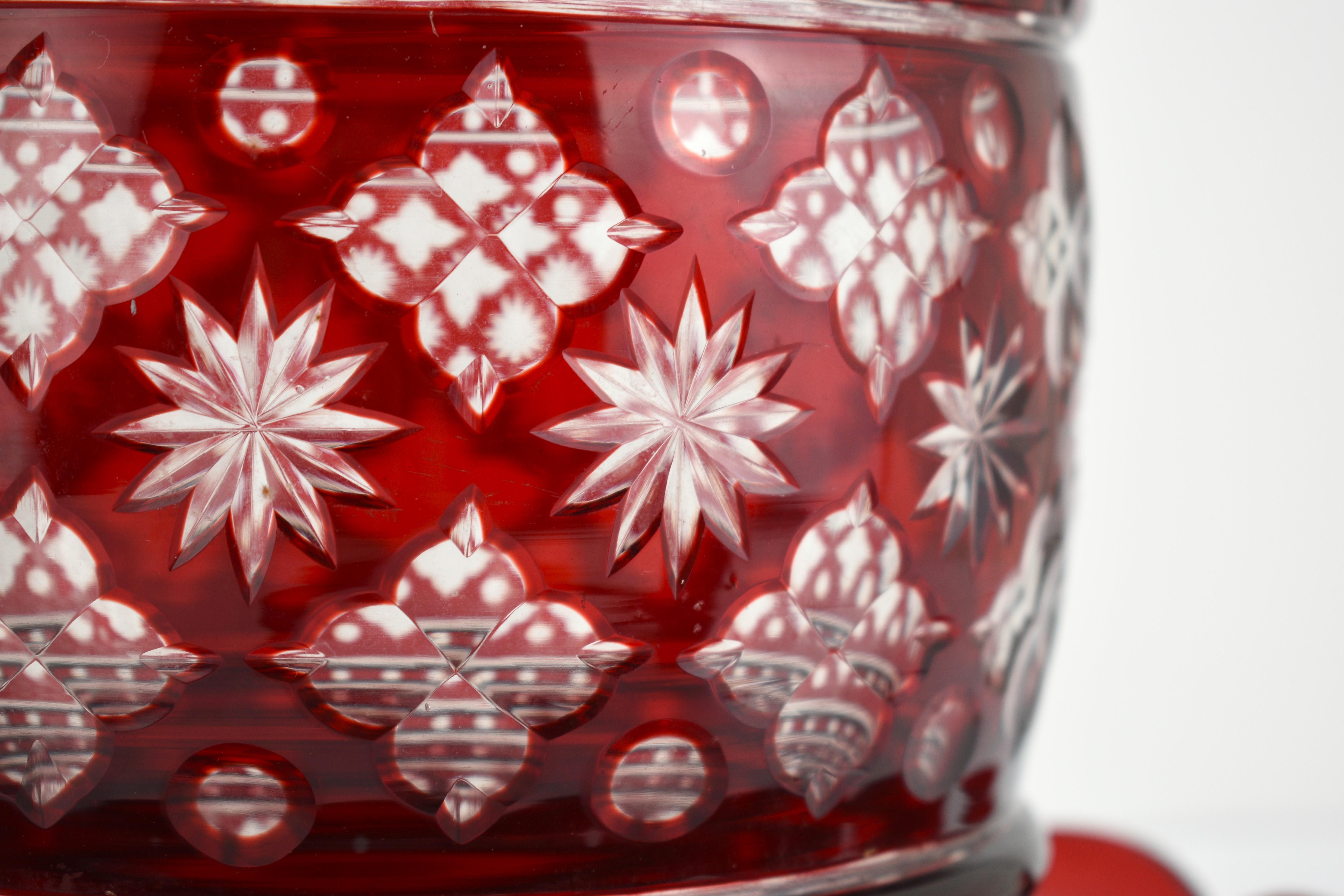 XIXe siècle Ensemble de punchs Bonbonniere de Bohème antique en verre recouvert de rouge rubis, 19ème siècle en vente
