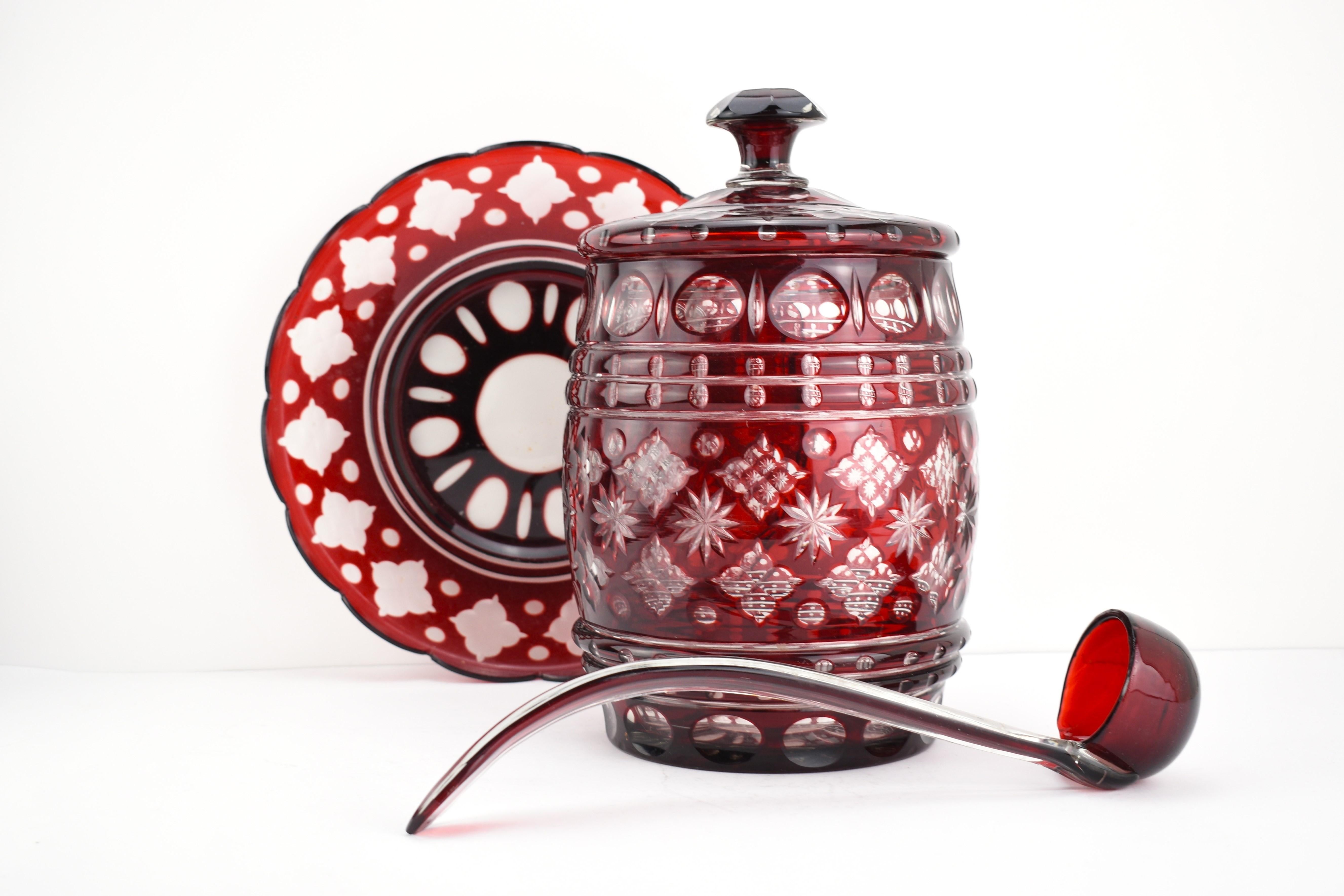 Cristal Ensemble de punchs Bonbonniere de Bohème antique en verre recouvert de rouge rubis, 19ème siècle en vente