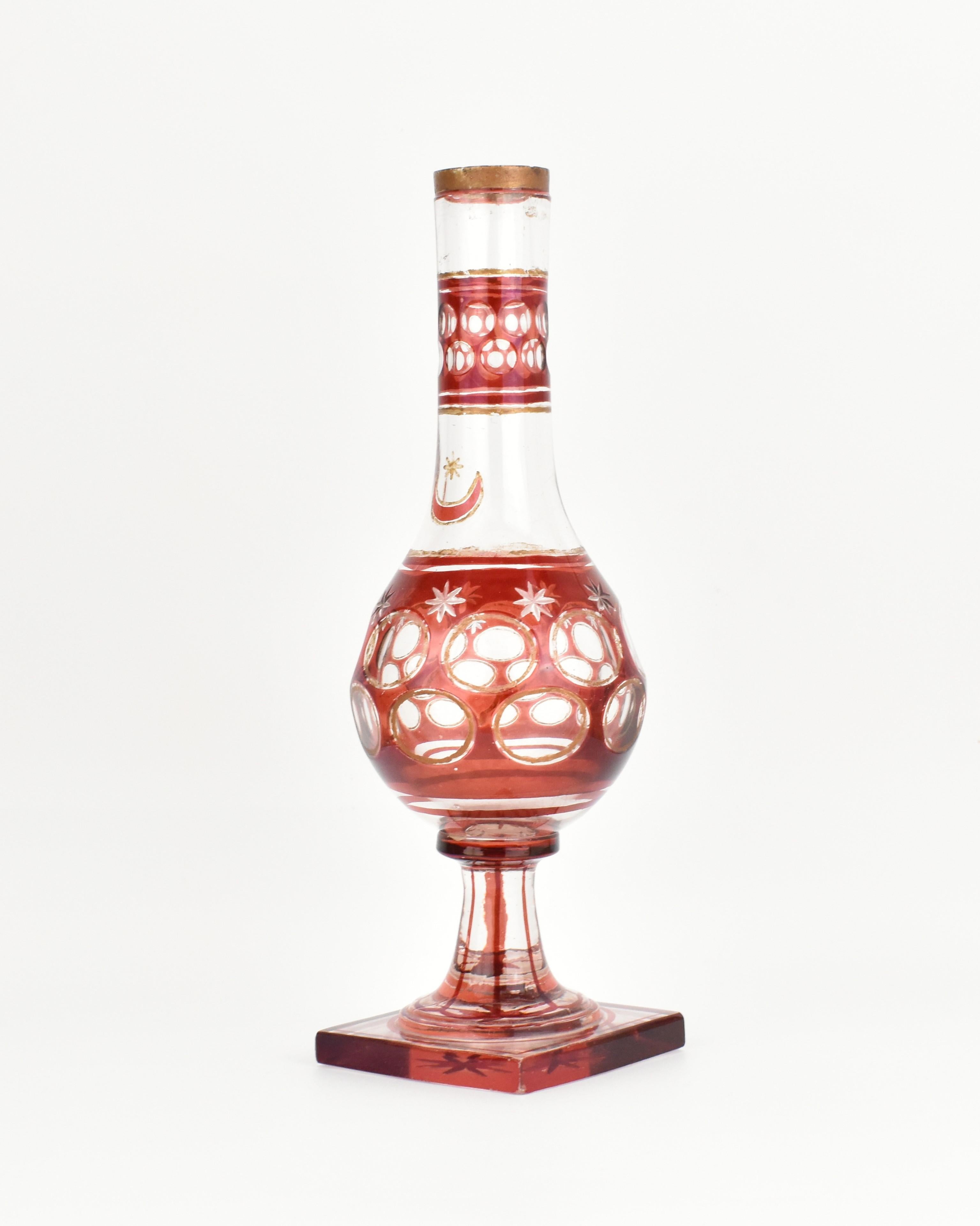 Esta gran base de narguile de cristal de Bohemia, fabricada a mediados del siglo XIX, es un sorprendente ejemplo de la excepcional cristalería producida por los artesanos bohemios para el mercado islámico otomano. Mide 32 cm de alto y está hecha de