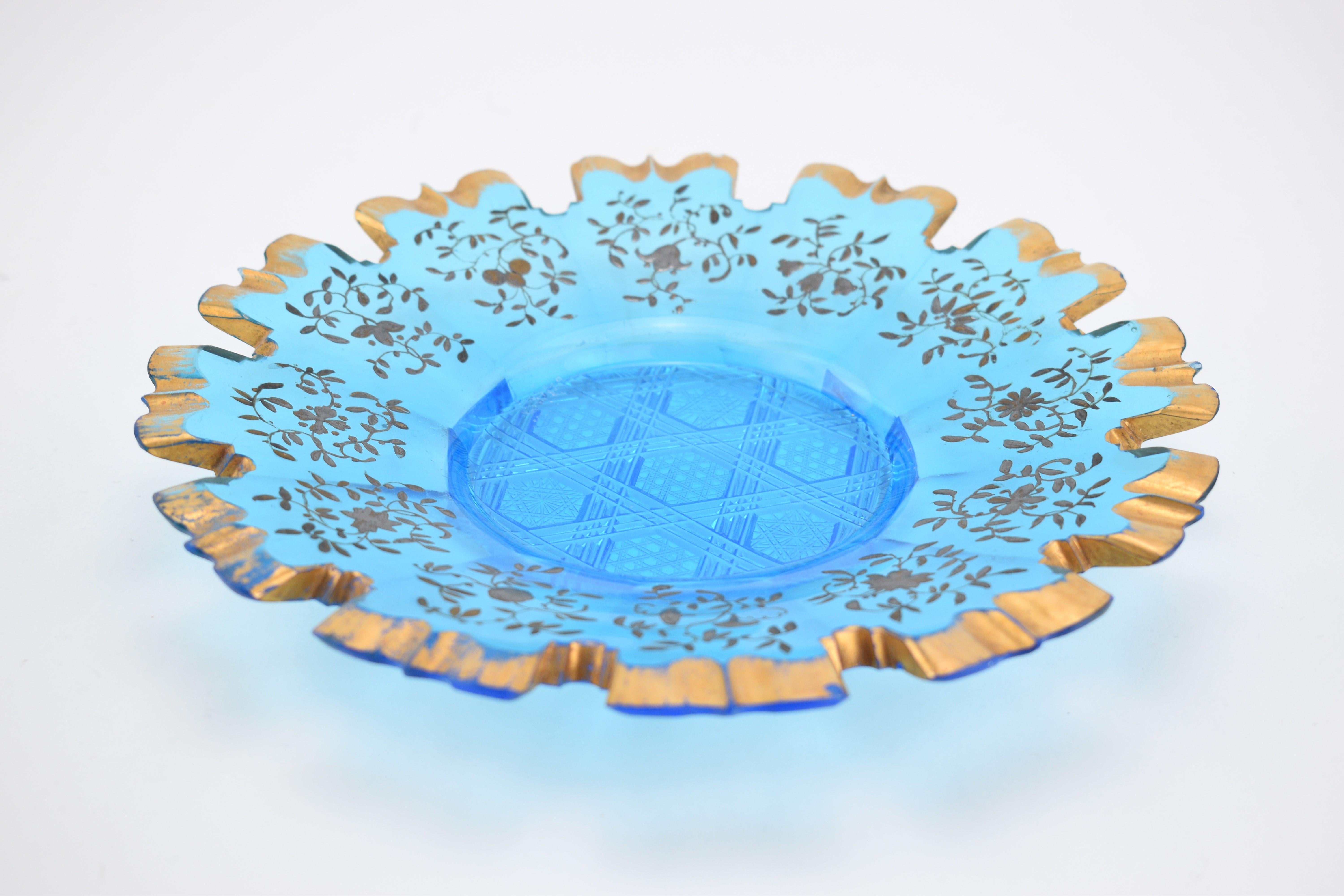Assiette de service ancienne en verre turquoise de Bohème - Milieu du 19ème siècle

Cet élégant plat de service bohémien, fabriqué dans un verre turquoise saisissant, date du milieu du XIXe siècle et témoigne de l'art exceptionnel des verriers
