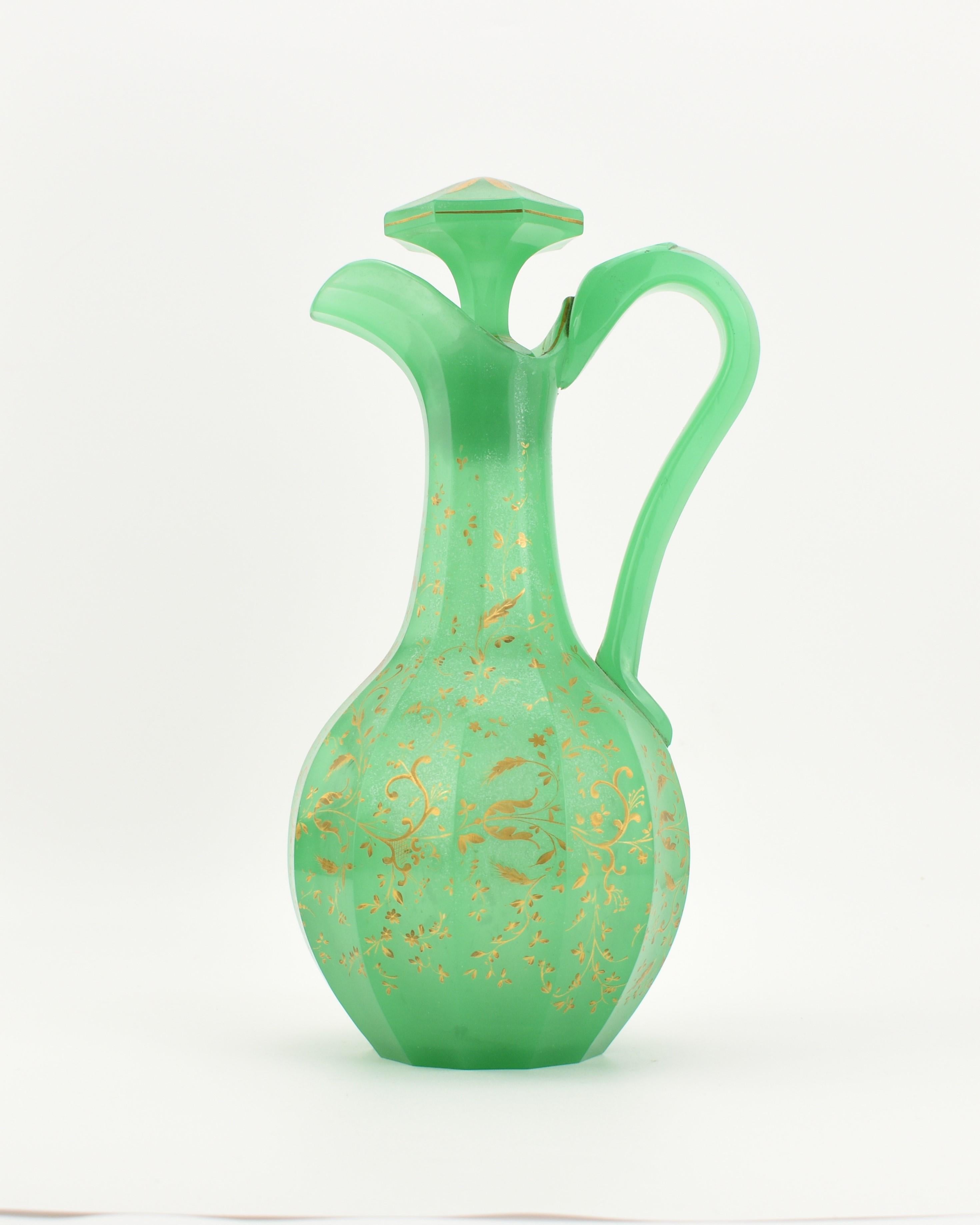 Rarissima brocca con tappo in vetro opalino alabastro verde uranio

Opere d'arte in vetro dell'epoca Biedermeier in Boemia

Il corpo è stato tagliato in 12 pannelli laterali e dipinto a mano su tutto il perimetro con smalto dorato, con foglie e