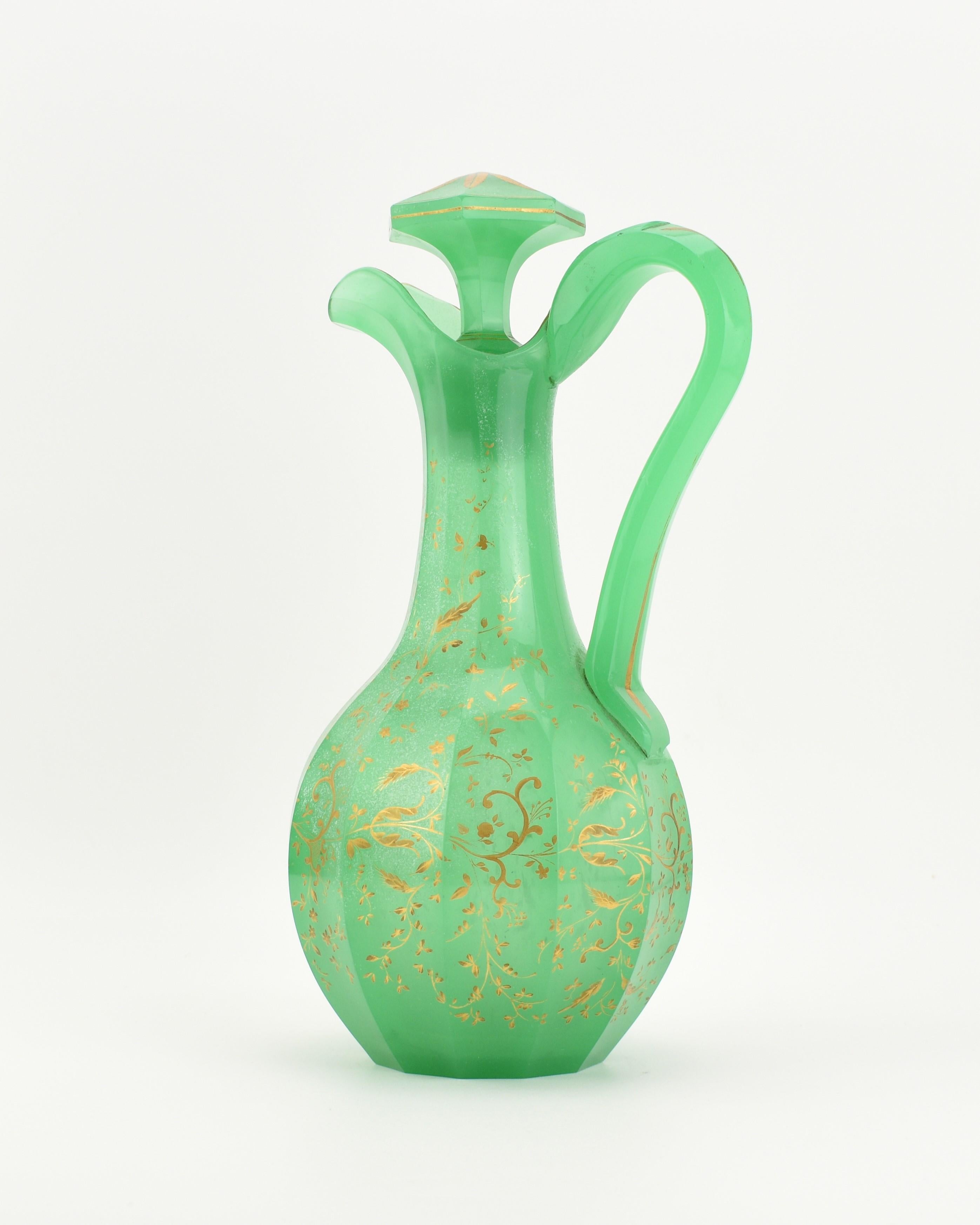 Biedermeier Antica brocca in vetro opalino verde uranio di Boemia, 19° secolo in vendita