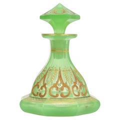 Bouteille de parfum de Bohème antique en verre opalin vert uranium, 19ème siècle