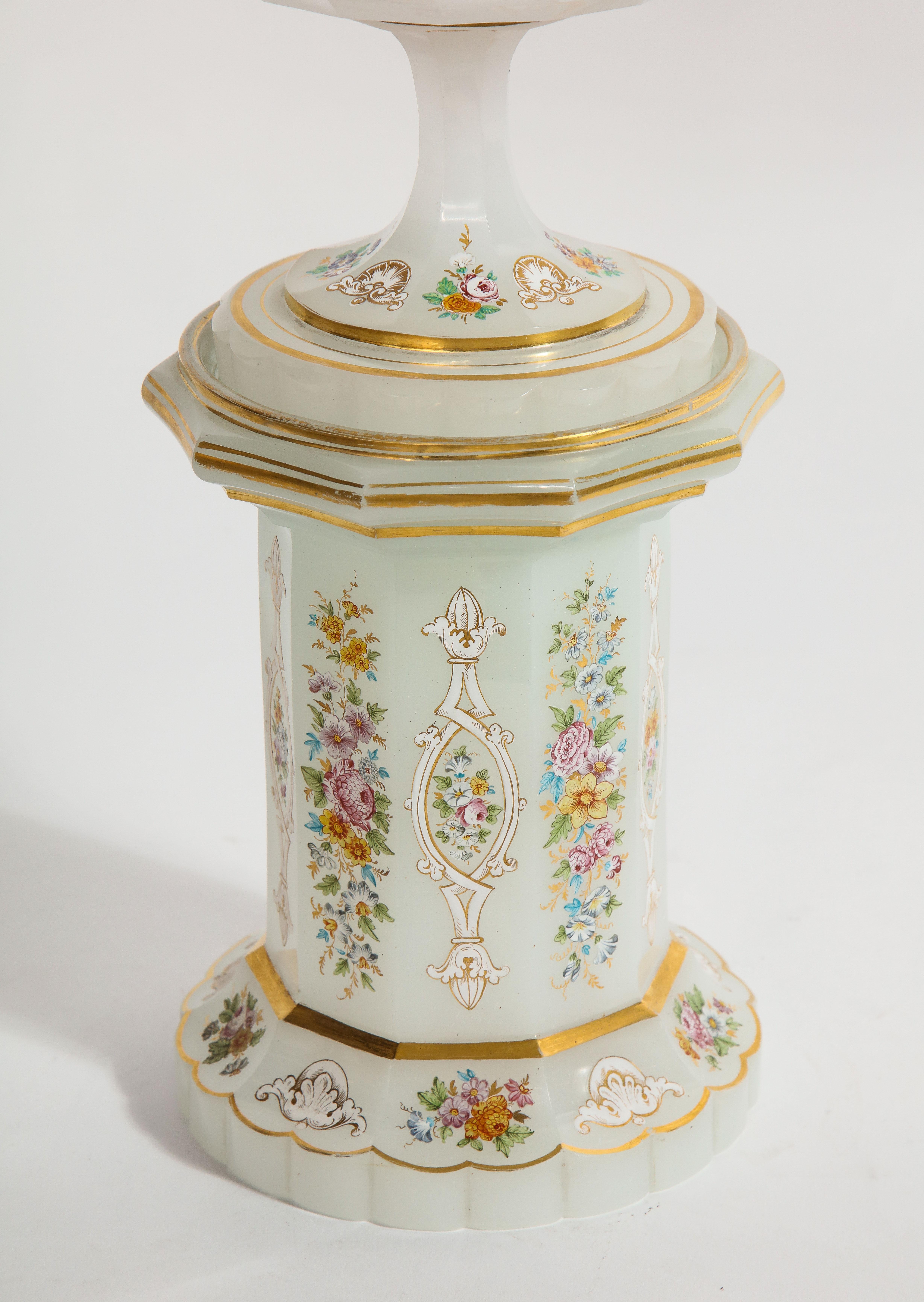 Antiguo Centro de Mesa de Opalina Blanca de Bohemia Apoyado sobre un Zócalo de Opalina Blanca en venta 2