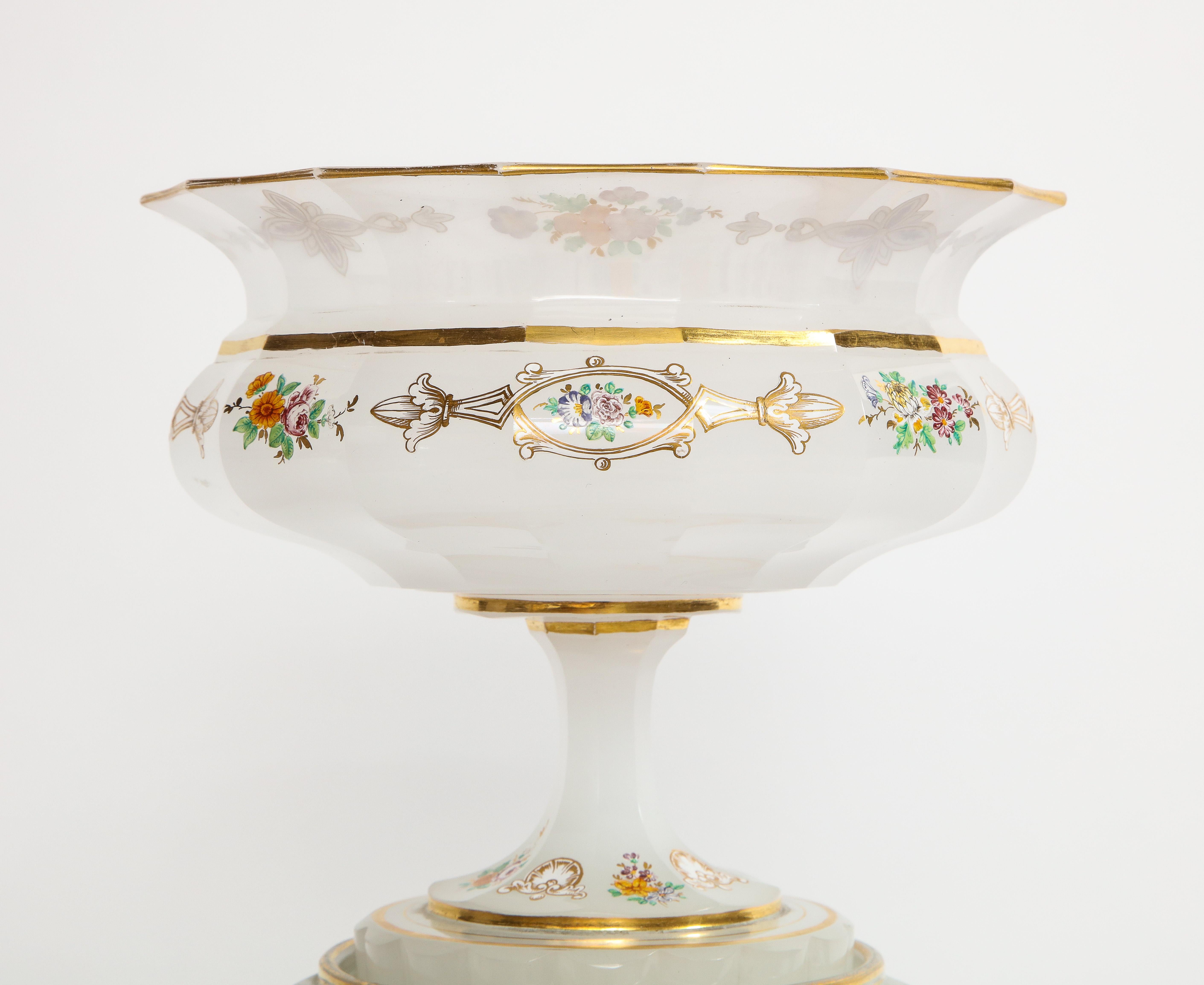 Antiguo Centro de Mesa de Opalina Blanca de Bohemia Apoyado sobre un Zócalo de Opalina Blanca Tallado a mano en venta