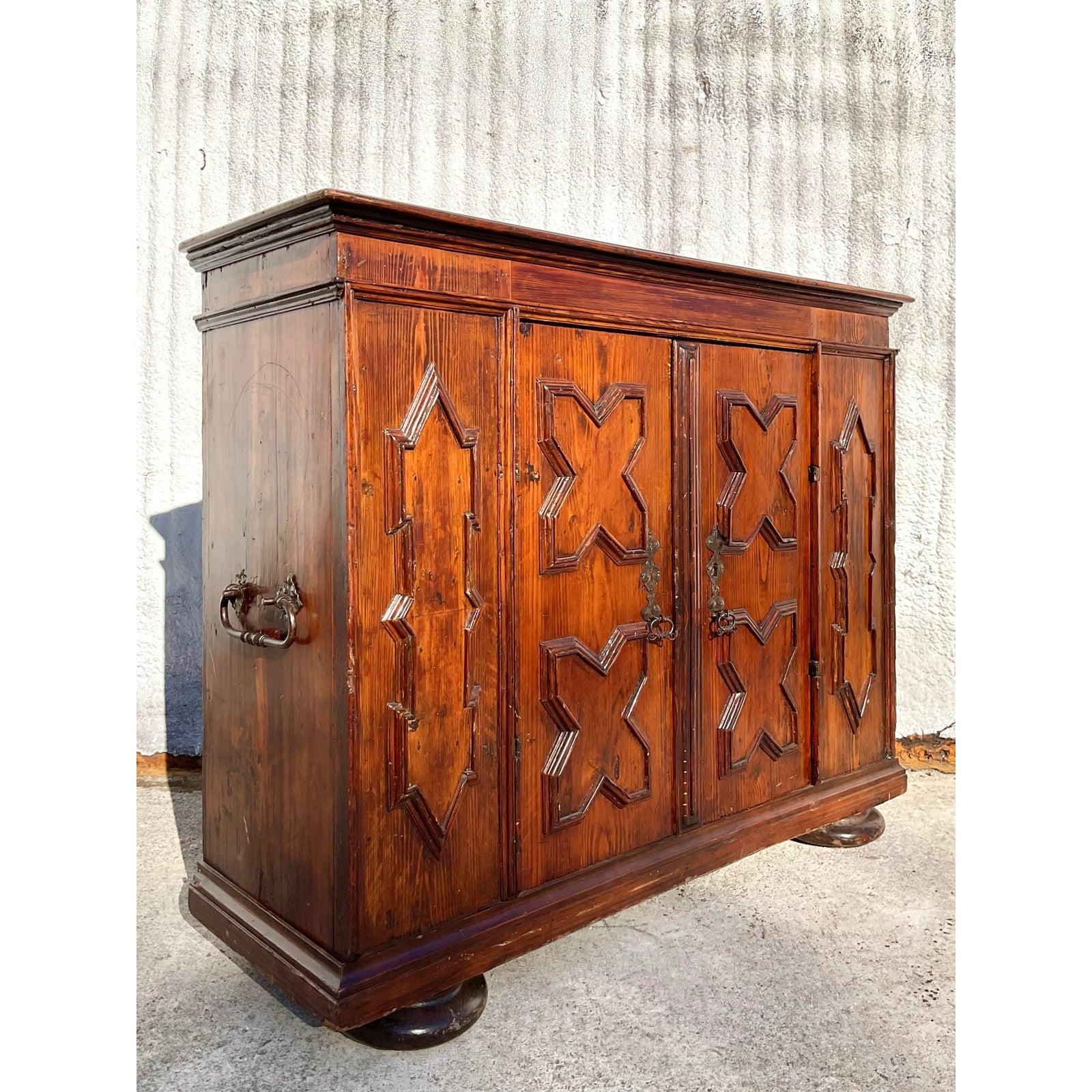 Ancienne armoire Boho du 19ème siècle en bois sculpté en vente 6