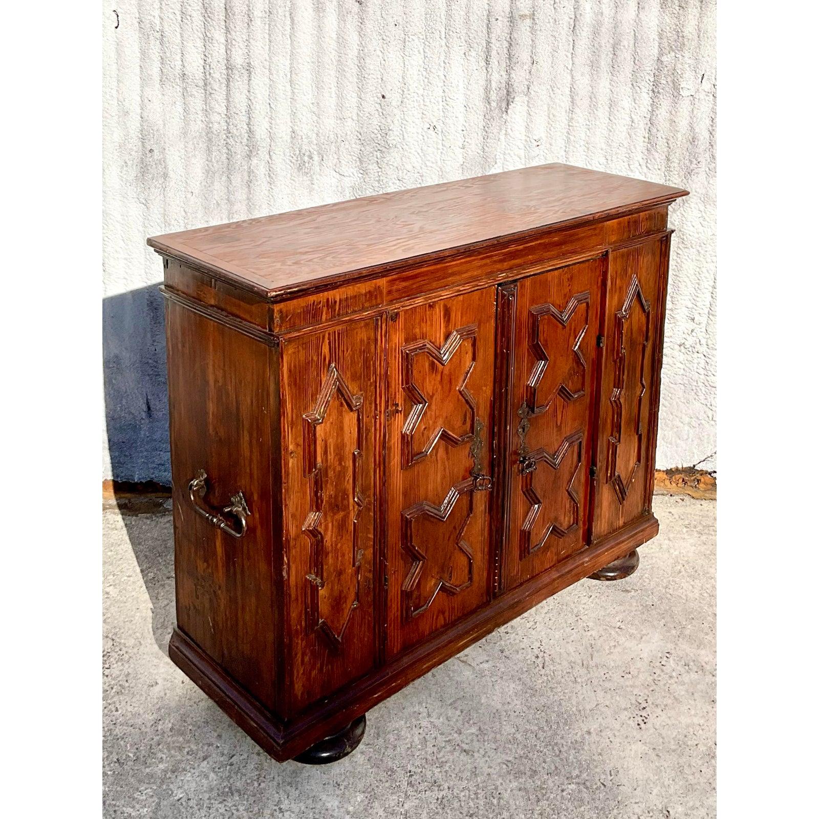 Rustique Ancienne armoire Boho du 19ème siècle en bois sculpté en vente
