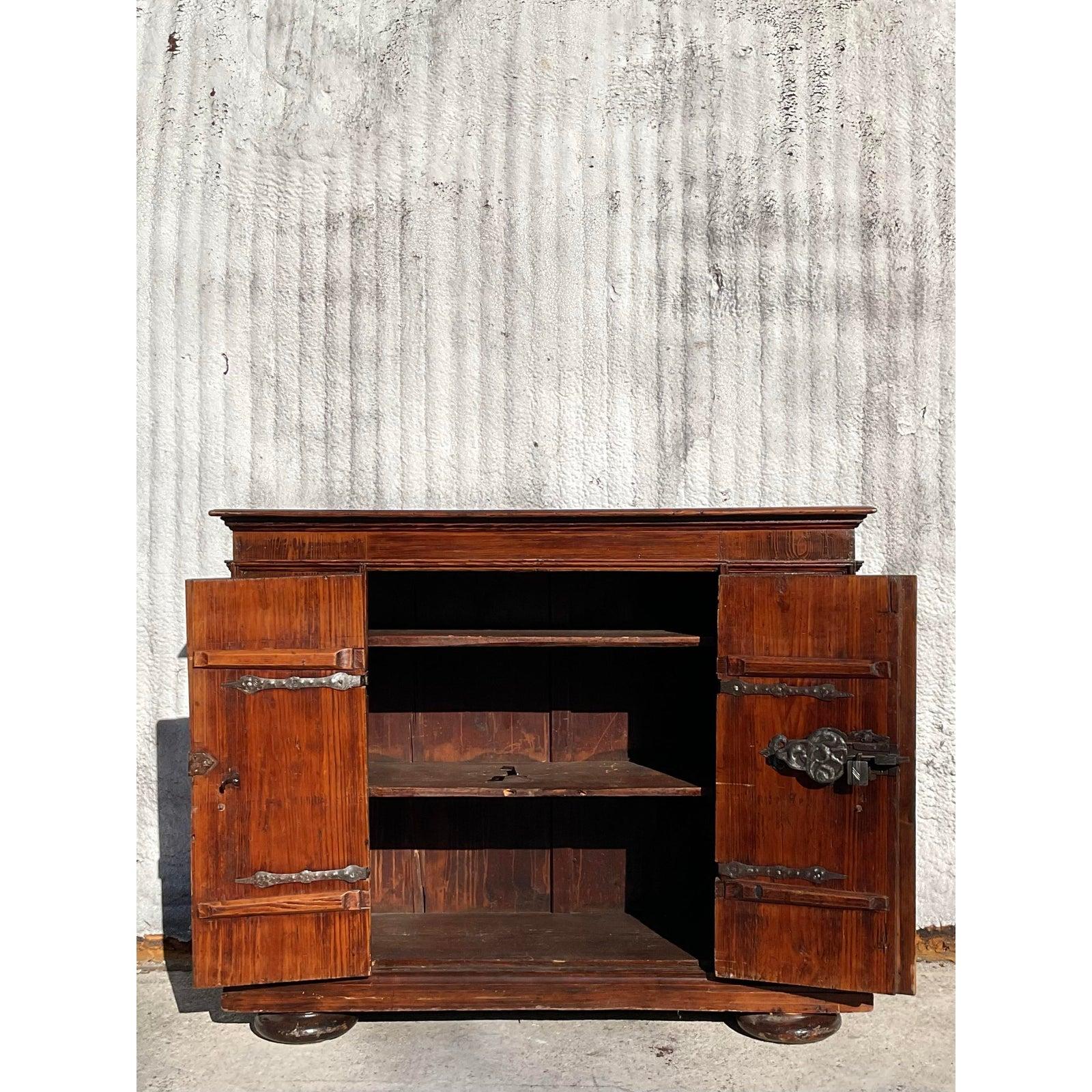 Ancienne armoire Boho du 19ème siècle en bois sculpté Bon état - En vente à west palm beach, FL