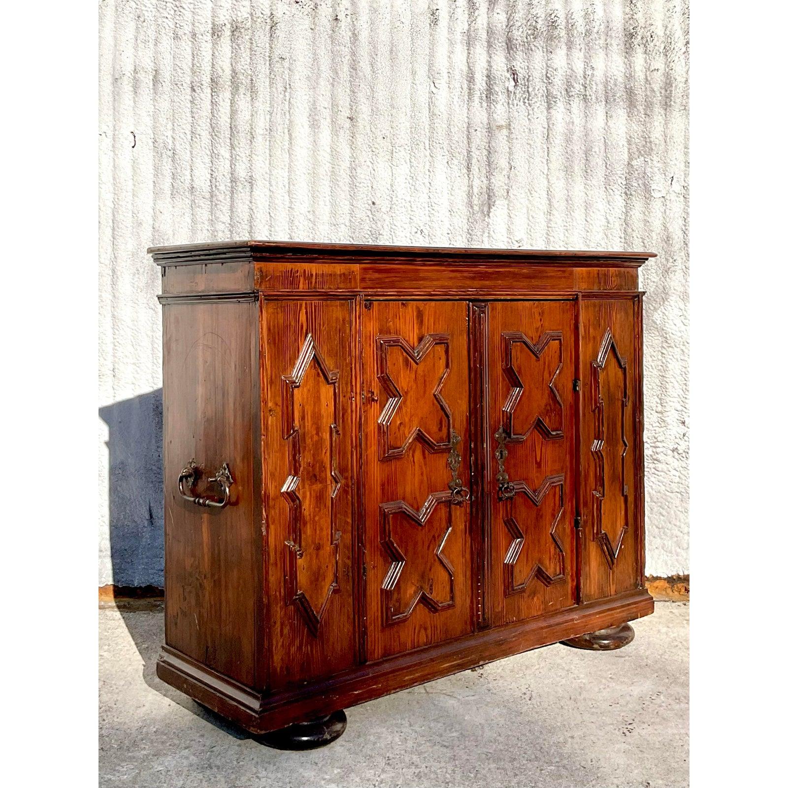 XIXe siècle Ancienne armoire Boho du 19ème siècle en bois sculpté en vente
