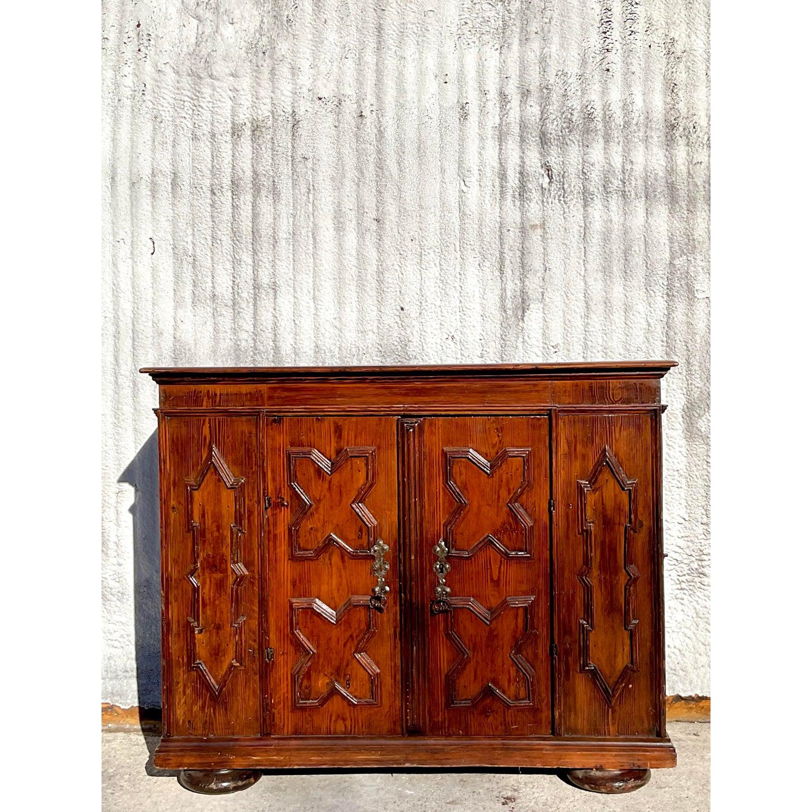 Fer forgé Ancienne armoire Boho du 19ème siècle en bois sculpté en vente