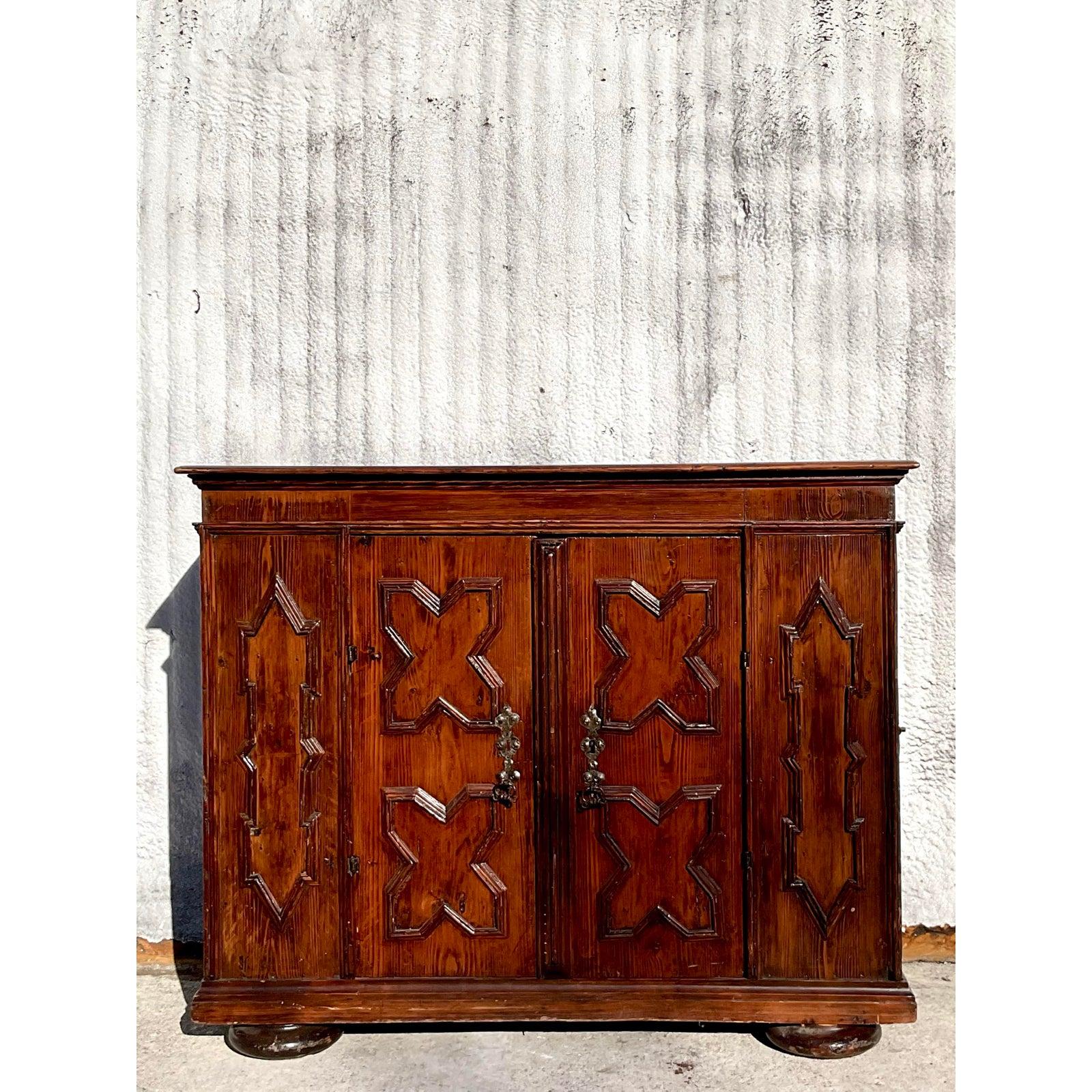 Ancienne armoire Boho du 19ème siècle en bois sculpté en vente 2