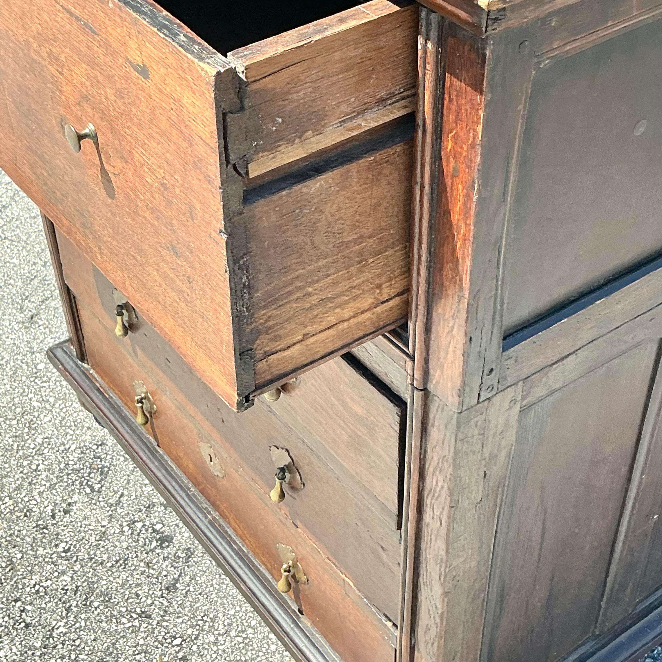 Fai un salto nel passato con questa splendida cassettiera vintage Boho del XIX secolo. Realizzata con eleganza senza tempo, questa cassapanca vanta ricche tonalità di legno e dettagli intricati, tra cui splendidi accenti intagliati e ferramenta in