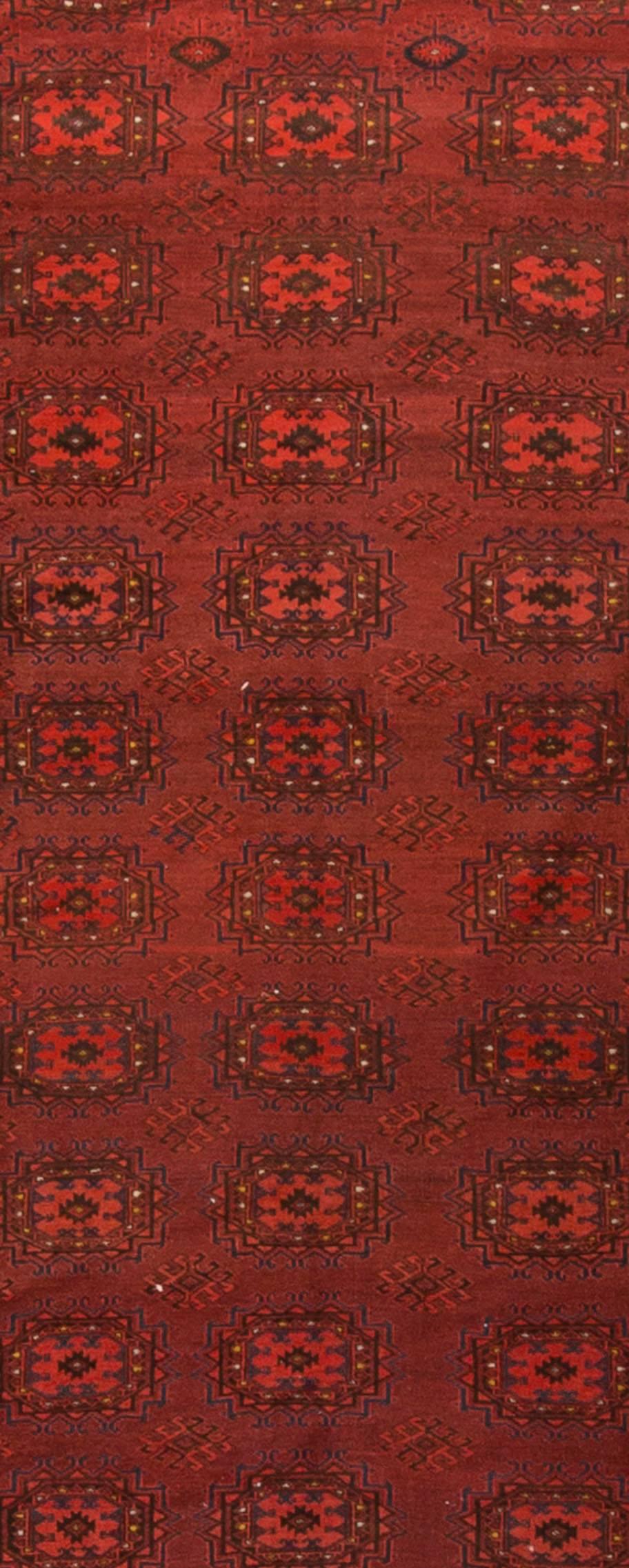 Les tapis Bokara ou Bokhara portent le nom de la ville où ils ont été vendus. Ces tapis étaient fabriqués par des tribus turcomanes, et ces tisserands ont donné au tapis son design distinctif. À la fin du XXe siècle, le tissage de tapis au