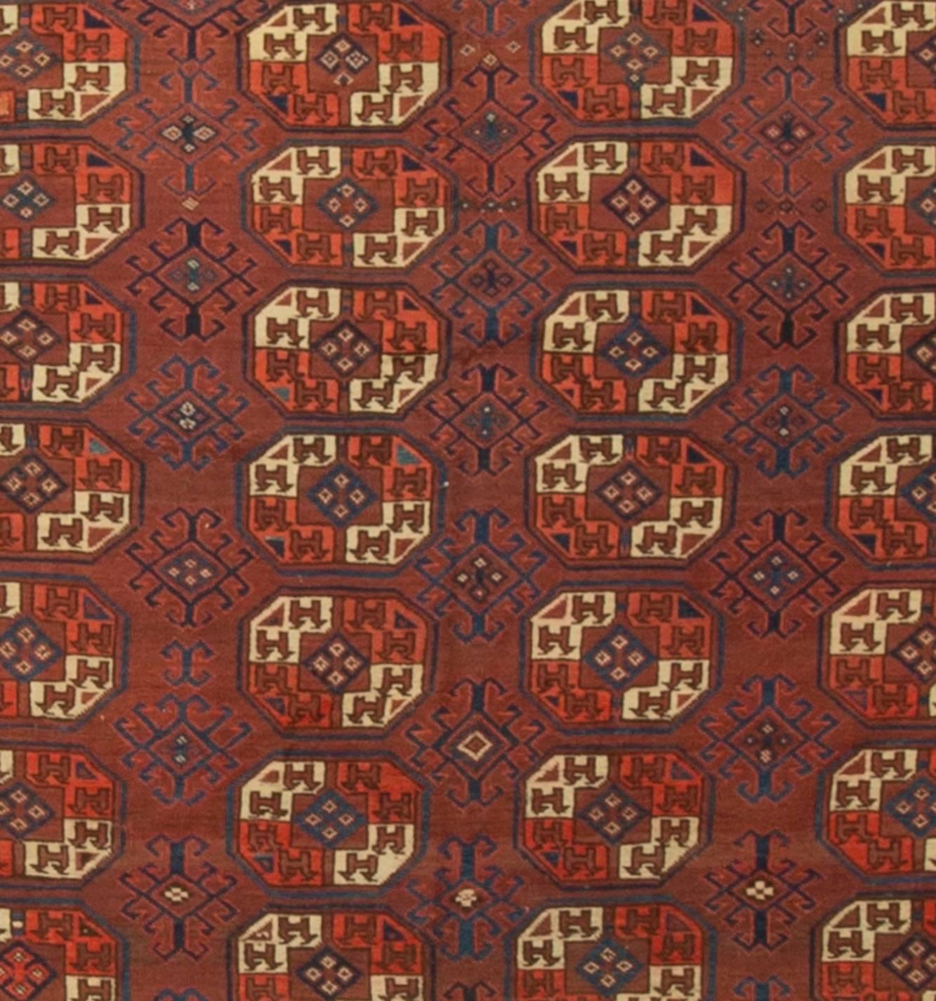 Antiker Bokhara-Teppich, um 1900. Bokara- oder Bokhara-Teppiche sind nach der Stadt benannt, in der sie verkauft wurden. Diese Teppiche wurden von turkmenischen Stämmen hergestellt, und diese Weber gaben dem Teppich sein unverwechselbares Design.