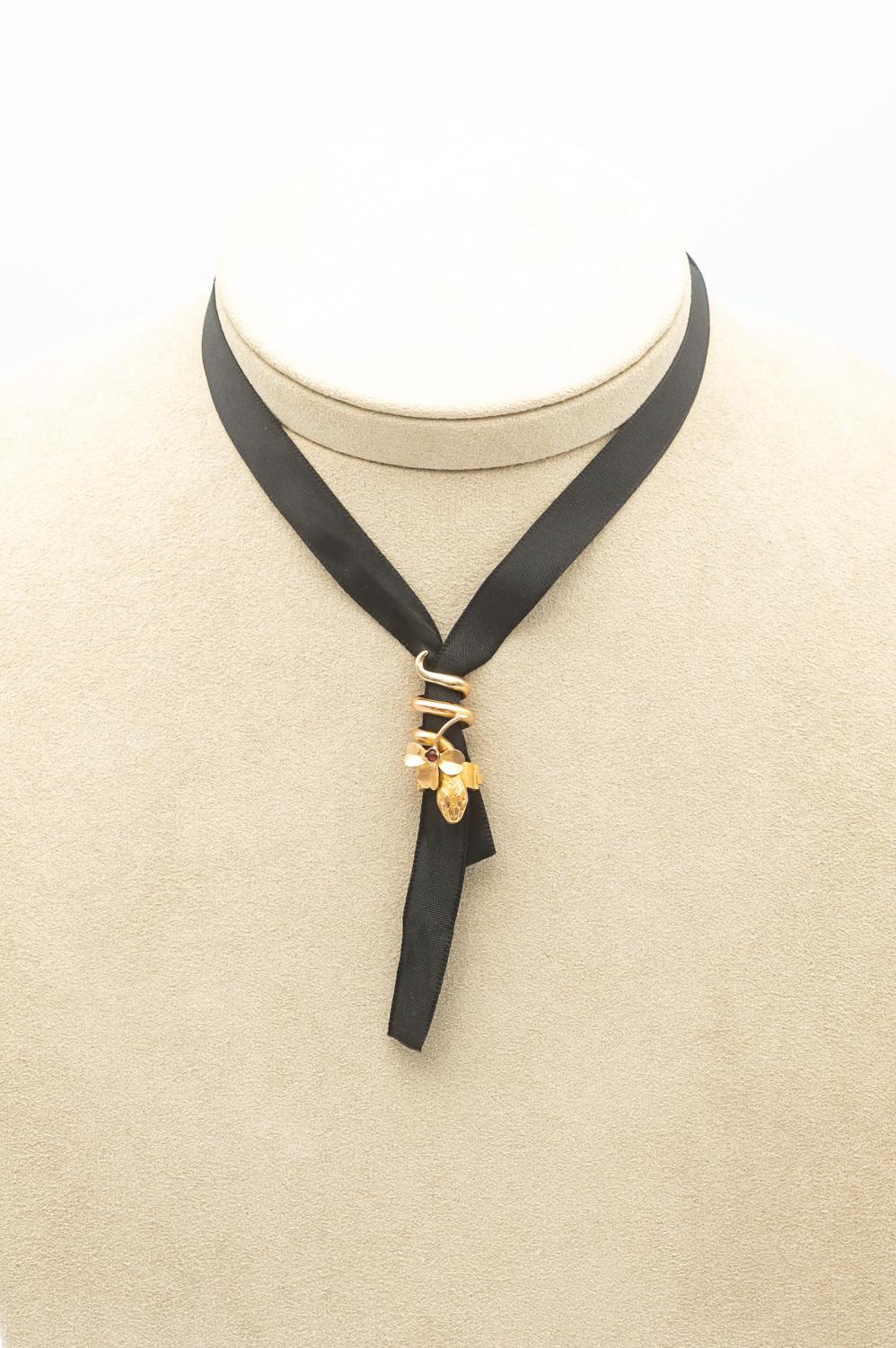 Discover this magnificent antique tie in 18-carat yellow gold, a jewel of rare elegance and timeless value. This tie features snake clip ribbons in 18 carat yellow gold, offering exceptional versatility as they can be worn as a choker pendant.

At