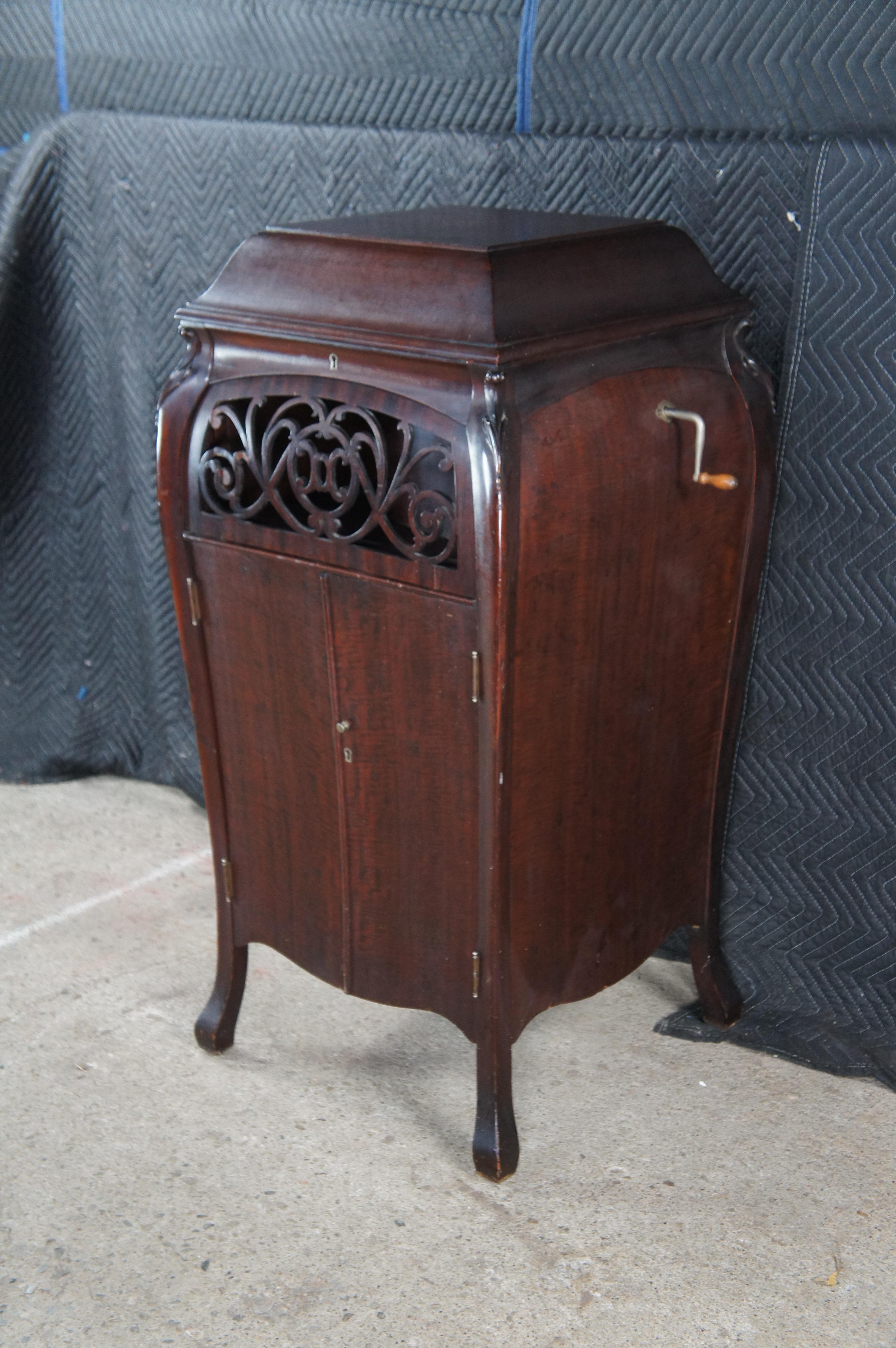 Antike Bombe Form Mahagoni Sanora Baby Grand Phonograph Grammophon Wind Up (amerikanisch) im Angebot